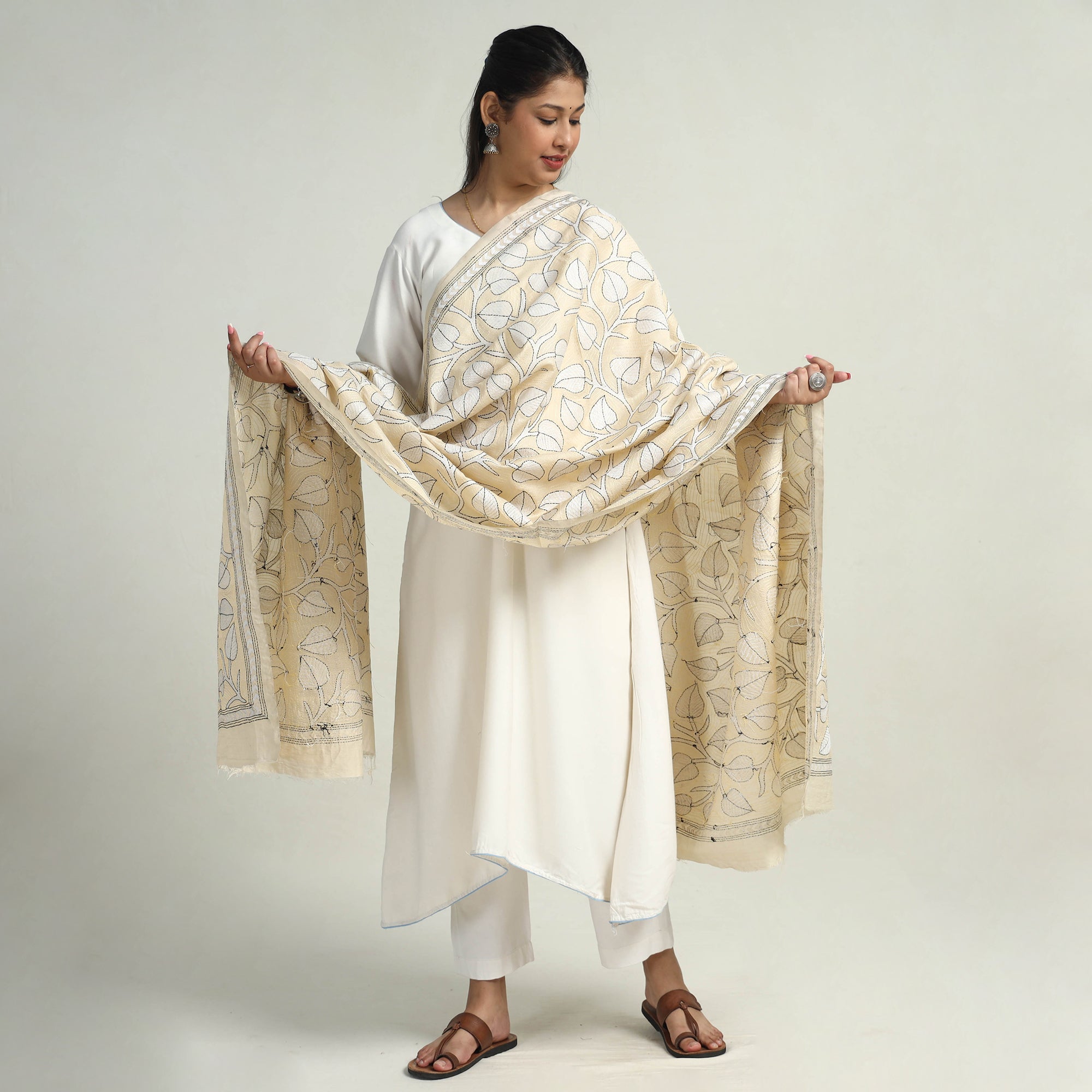 KHUSHBASH - HAPPY LOOM OF EAST Beige - Bengal Kantha Hand Embroidery Art Silk Handloom Dupatta 10 - view 2