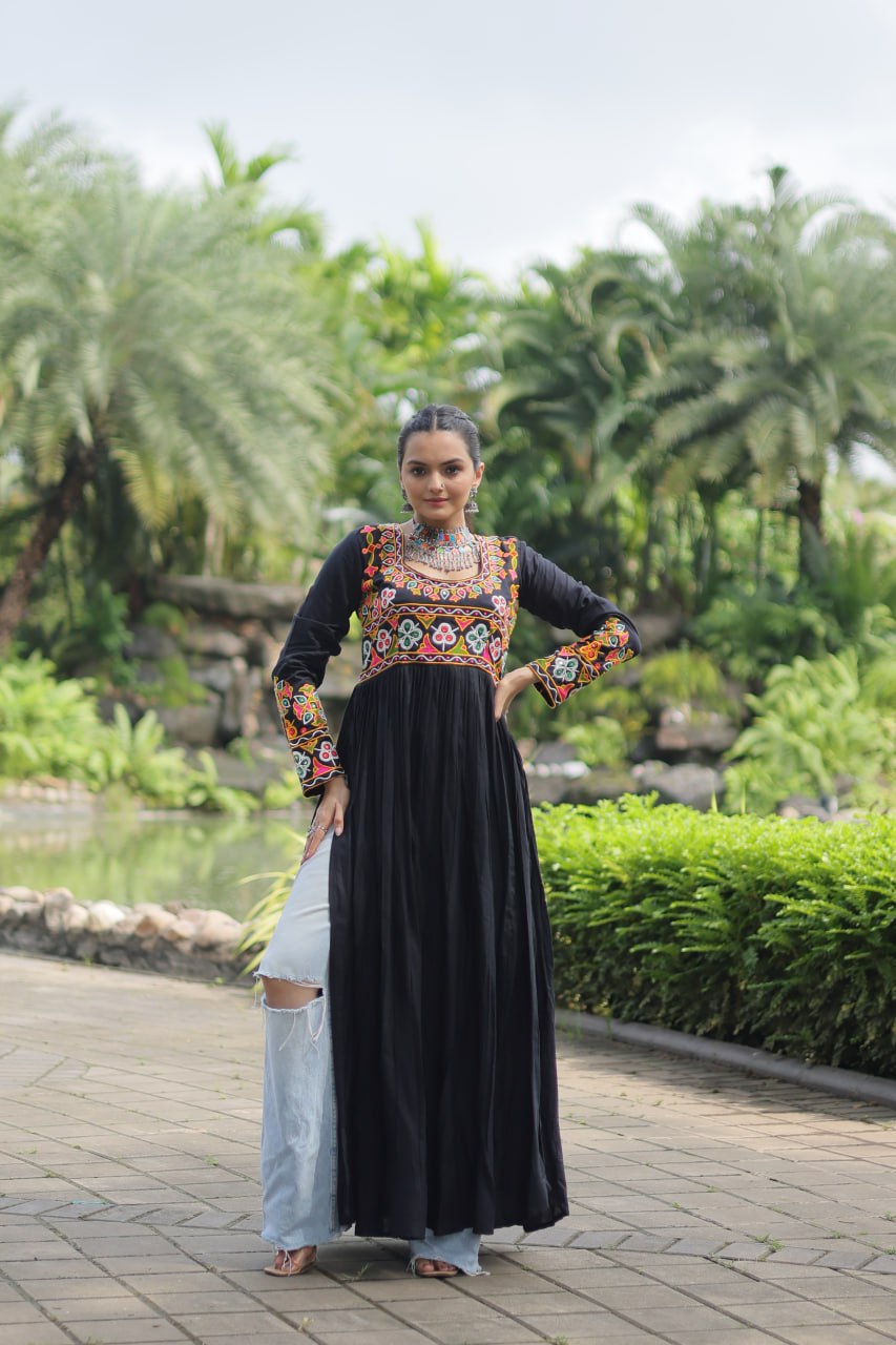 ClothsVilla Black Designer Printed Kurti – Women's