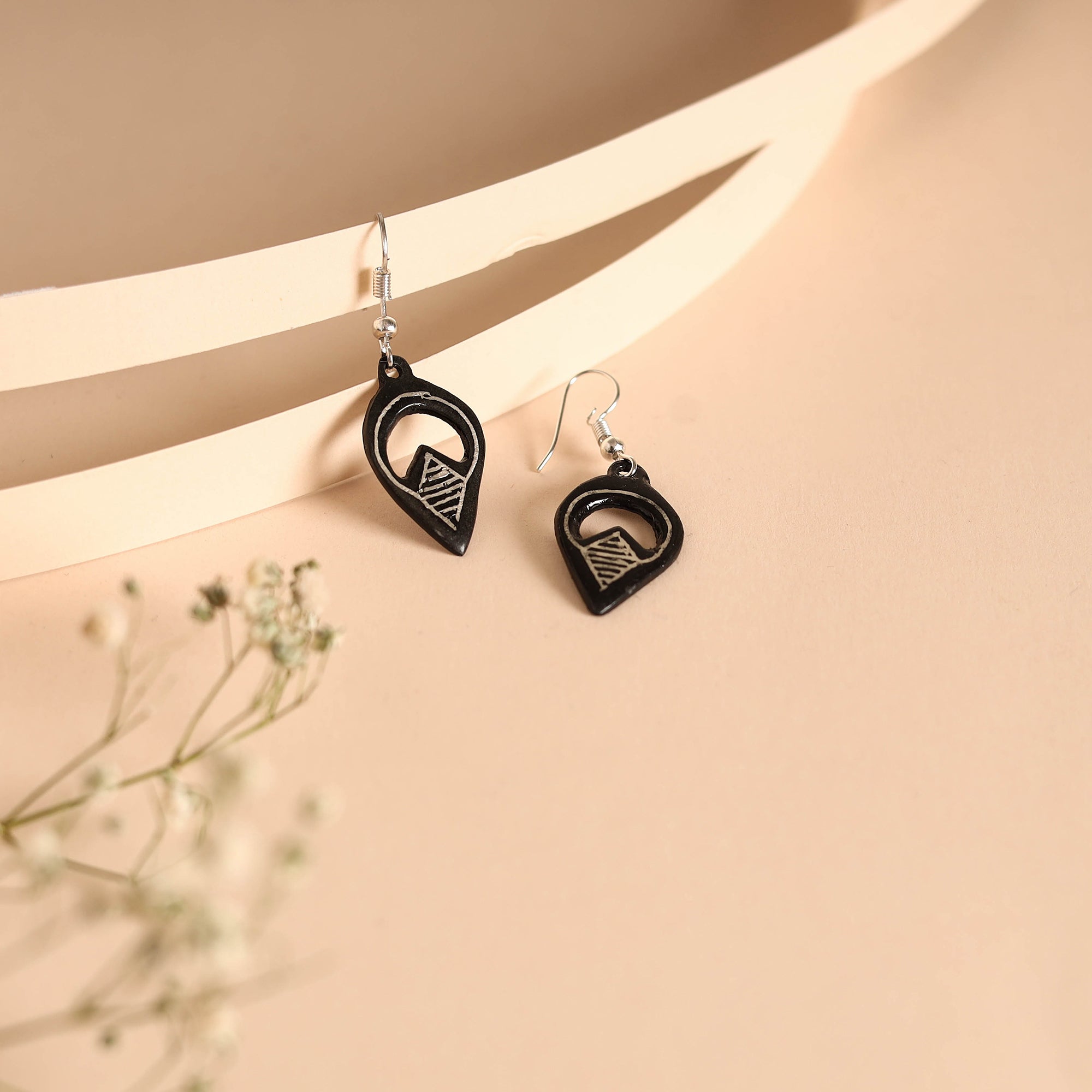 ITOKRI CRAFTS INITIATIVE Bidri Work Pure Silver Inlay Earrings 01