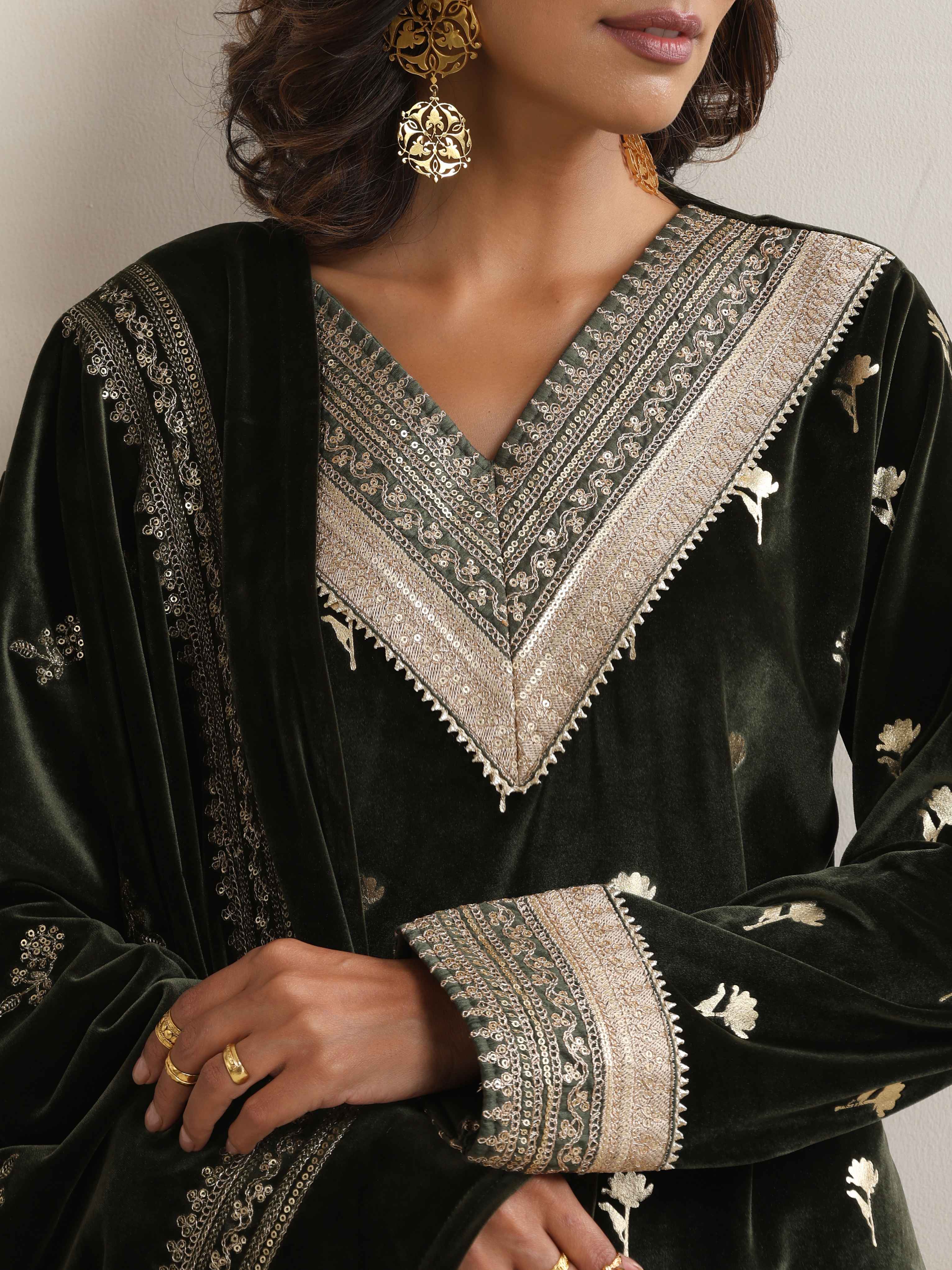 trueBrowns Green Velvet Floral Embroidered Kurta Pant Dupatta Set - view 6