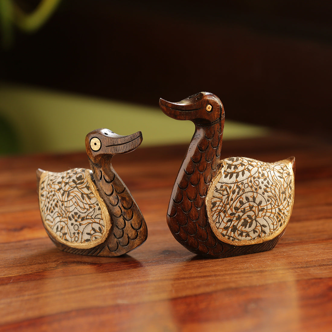 Hand carved handpainted – EXCLUSIVELANE 'The Elegant Ducks' Hand Carved & Handpainted Cotton Cloth Showpiece In Eucalyptus Wood (Set of 2)