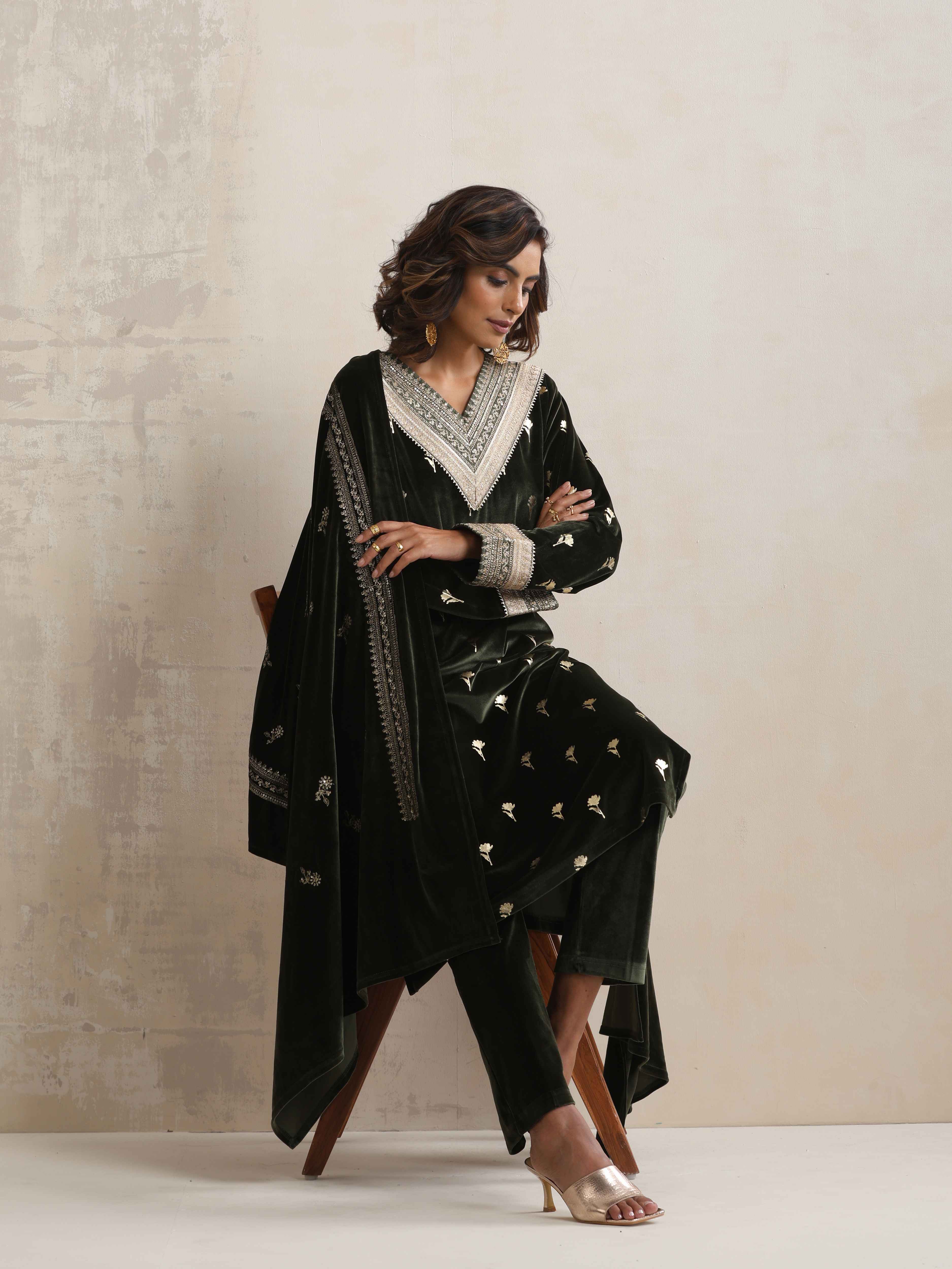 trueBrowns Green Velvet Floral Embroidered Kurta Pant Dupatta Set - view 10
