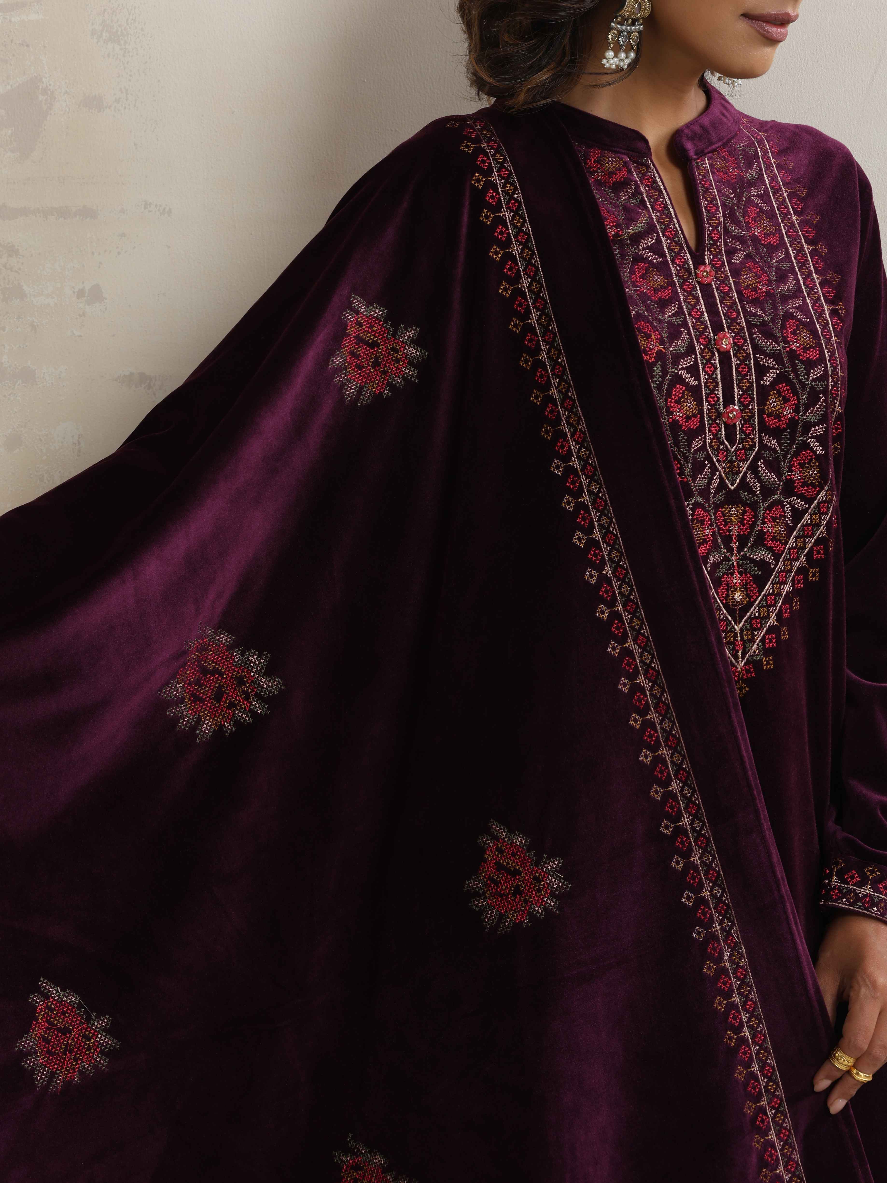 trueBrowns Purple Velvet Floral Embroidered Kurta Pant Dupatta Set - view 5