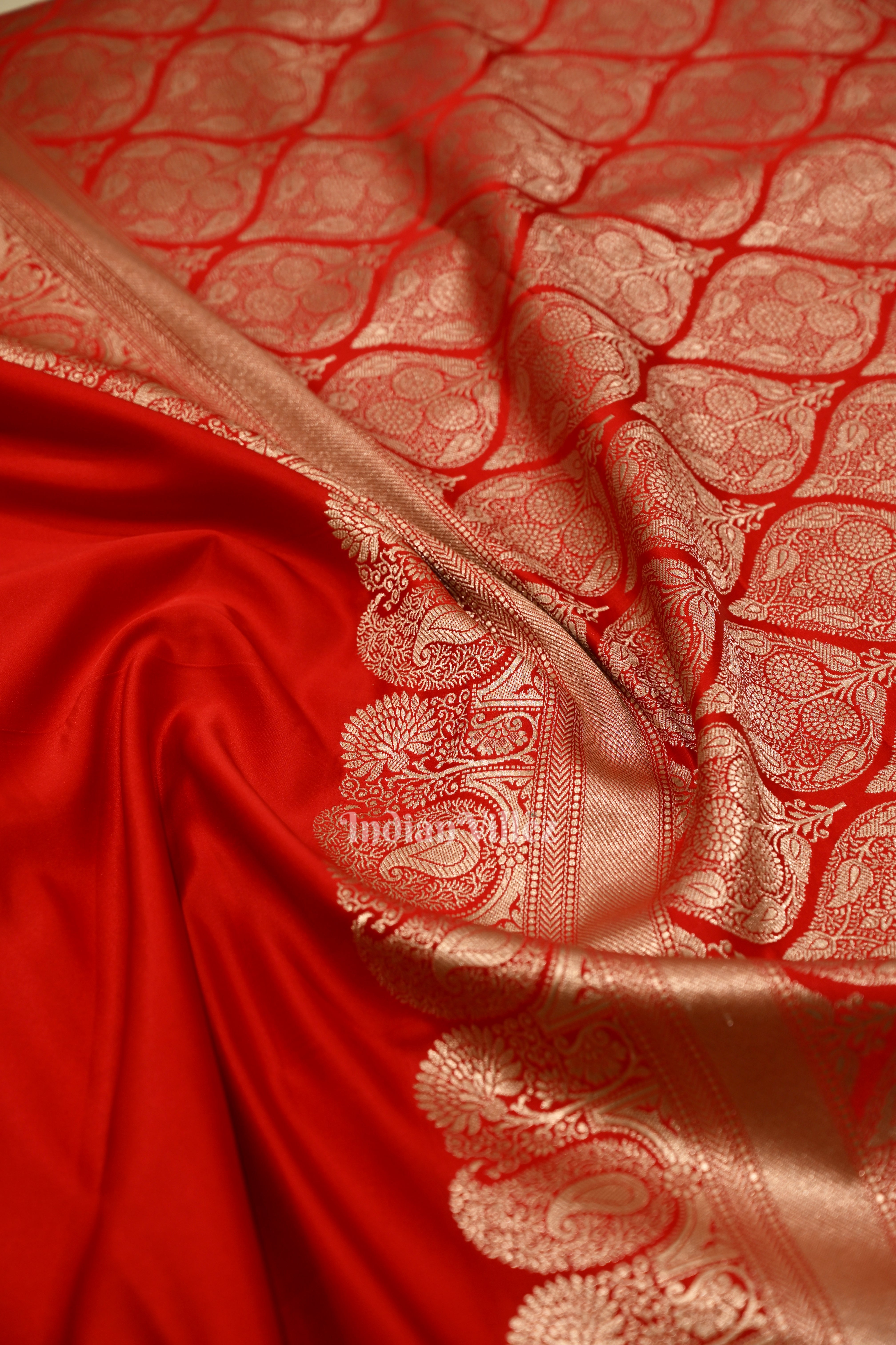 IndianVillèz Gergeous Flaunt Red Soft Pure Mashru Satin Silk Banarasi Saree - view 2