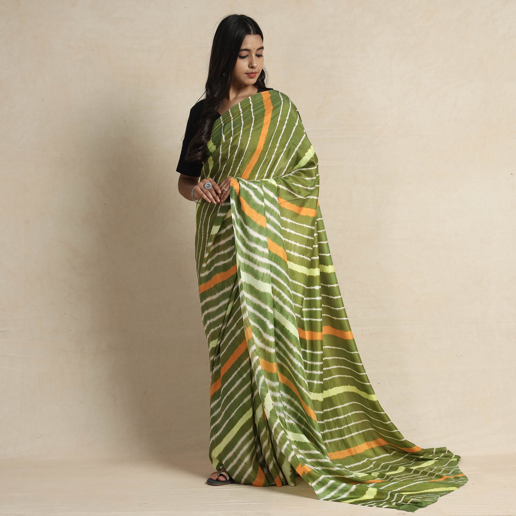 LEHARIYA BY BADSHAH MIYAN Green - Leheriya Tie-Dye Mulberry Silk Handloom Saree - view 2