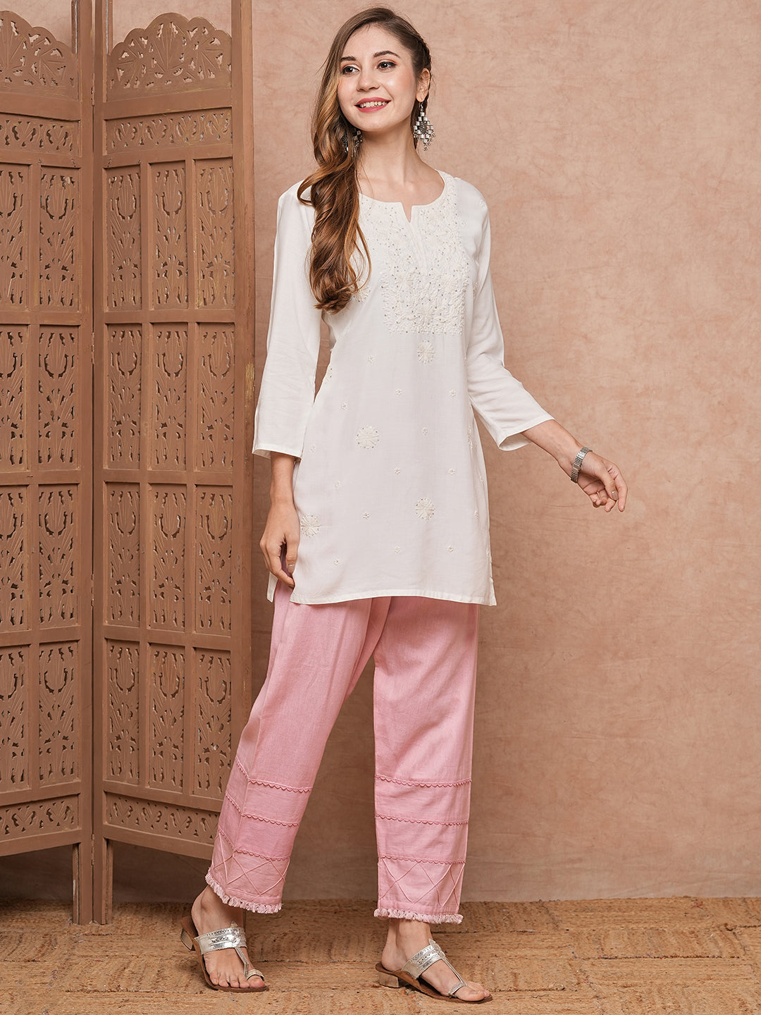 Fashor Solid Chikankari Embroidered Straight Fit Kurti - White - view 5