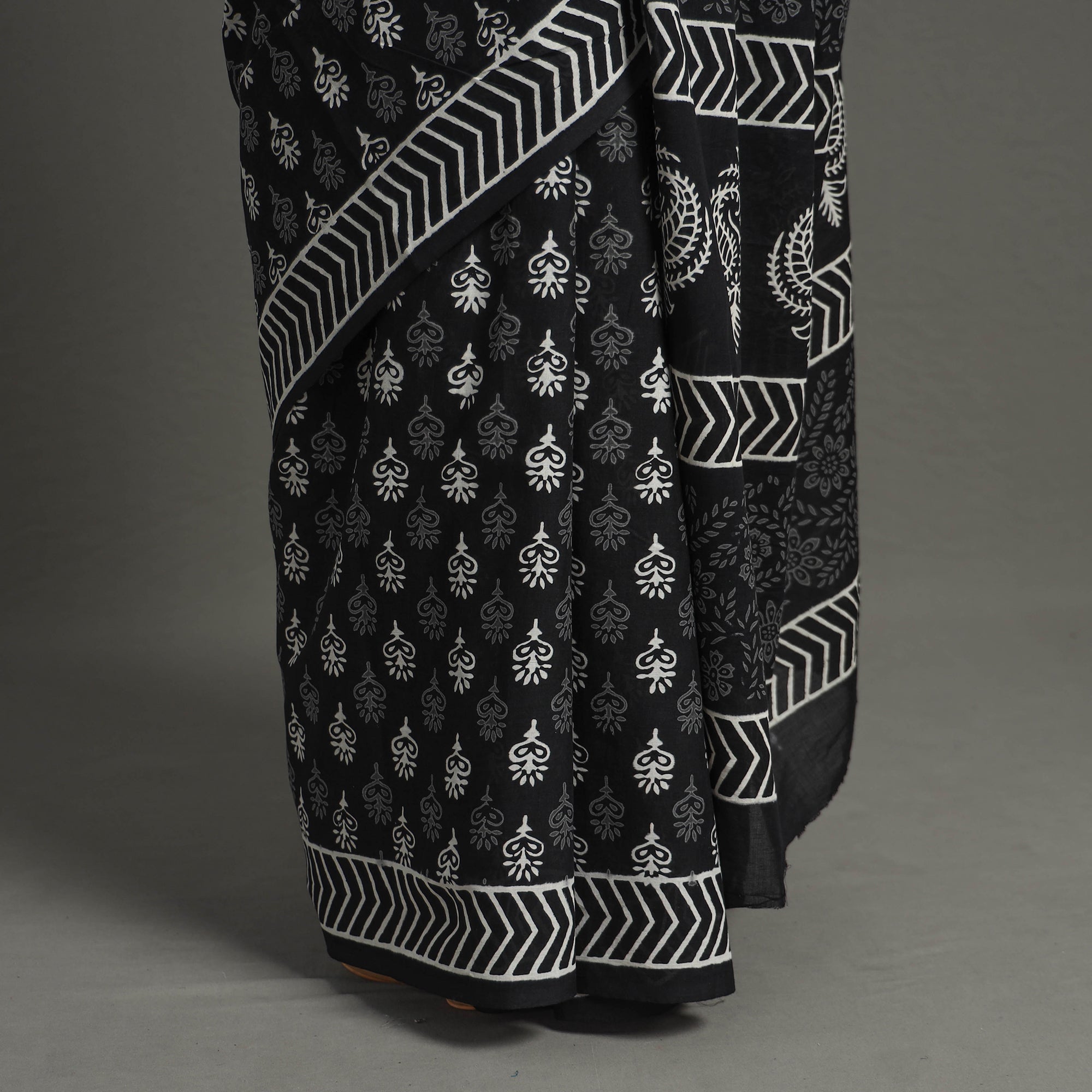 ITOKRI CRAFTS INITIATIVE Black - Natural Dyed Cotton Bagru Print Saree 16 - view 5