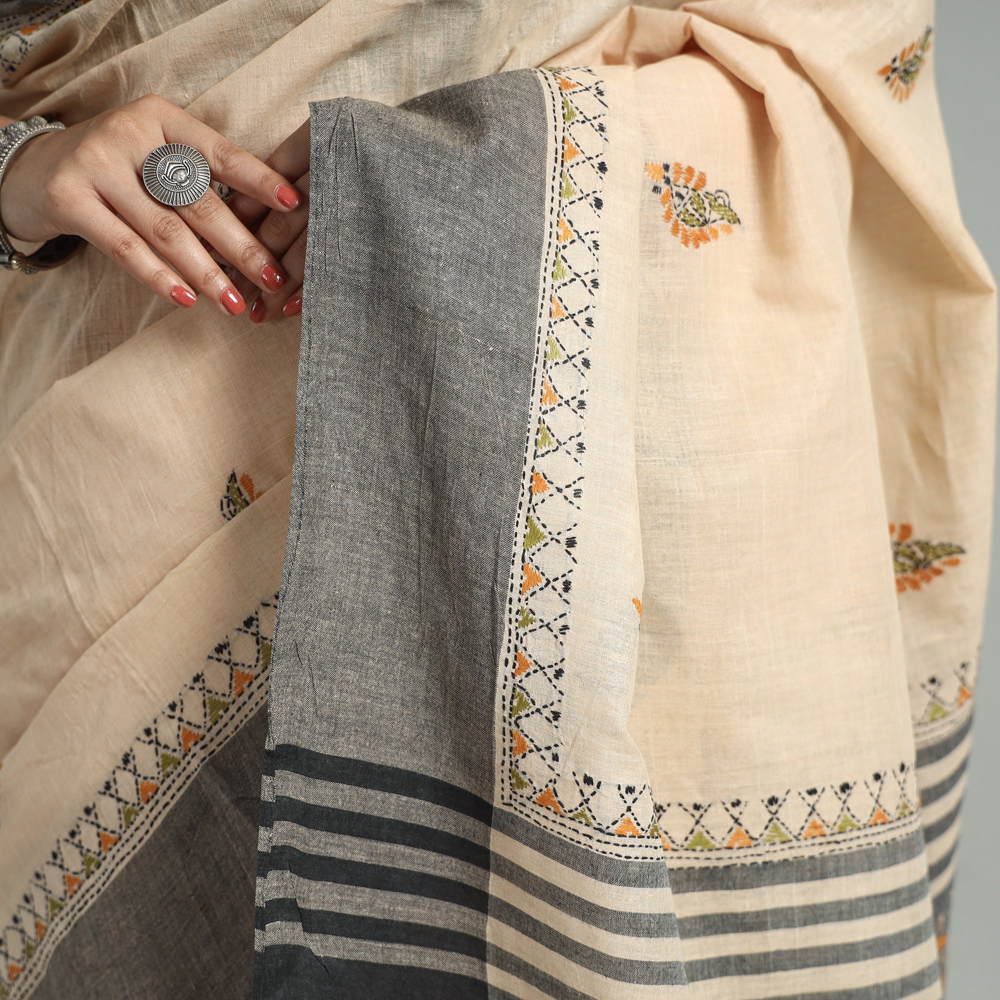 KHUSHBASH - HAPPY LOOM OF EAST Beige - Bengal Kantha Hand Embroidery Pure Handloom Tussar Silk Saree 30 - view 4