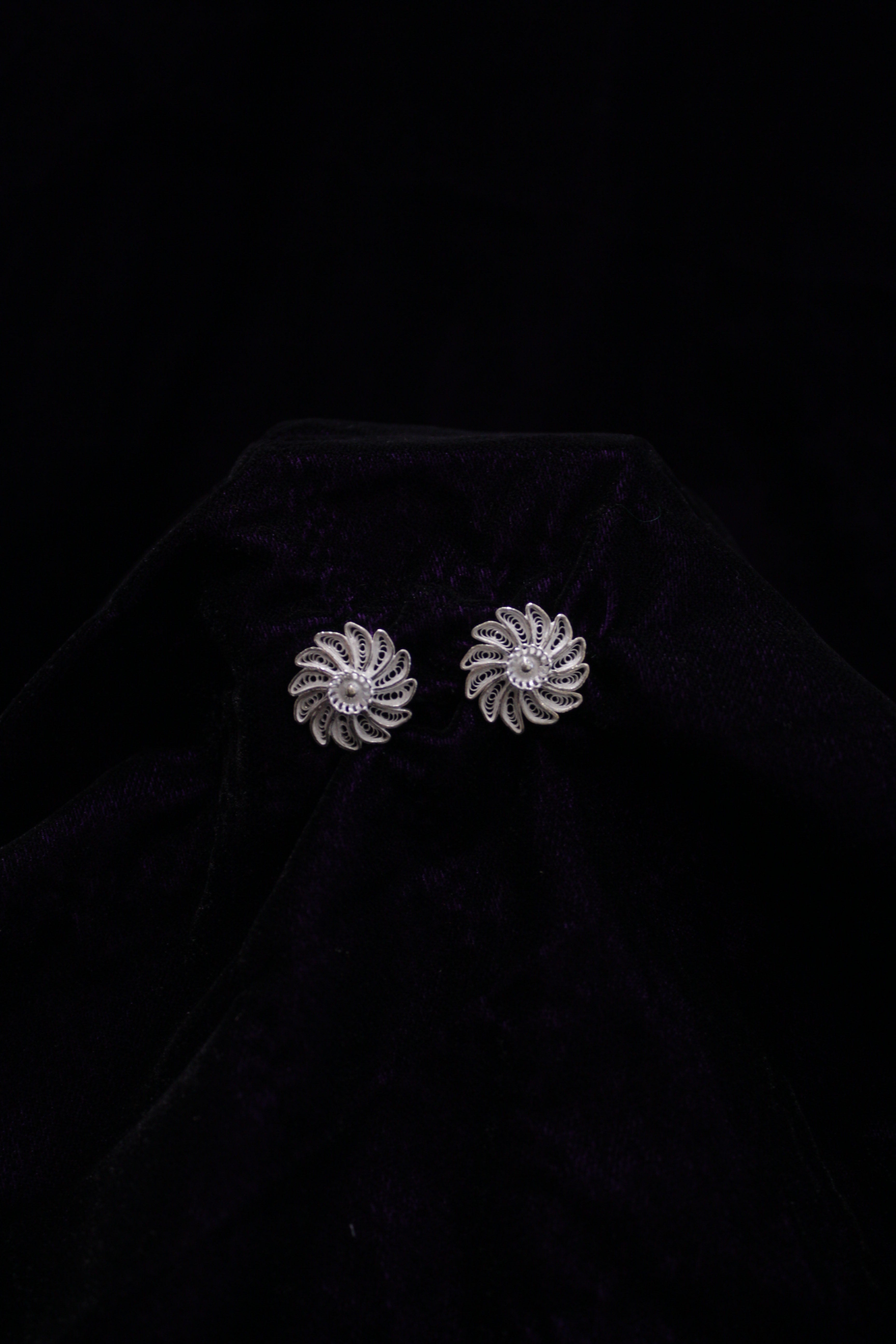 Indianvillez Floral Silver Filigree Earring Stud - view 2