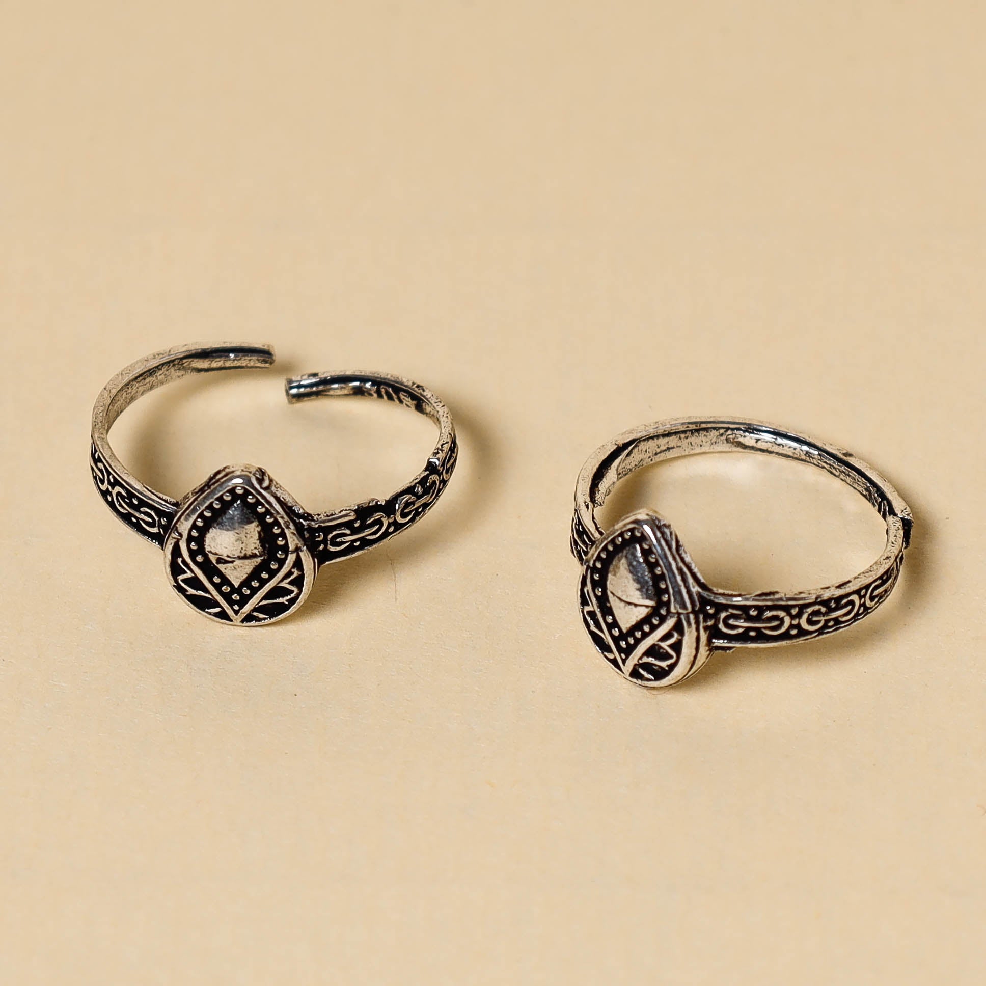 WHITE RIVER STORIES Antique Silver Finish Oxidised Brass Base Toe Ring (Adjustable) - view 2