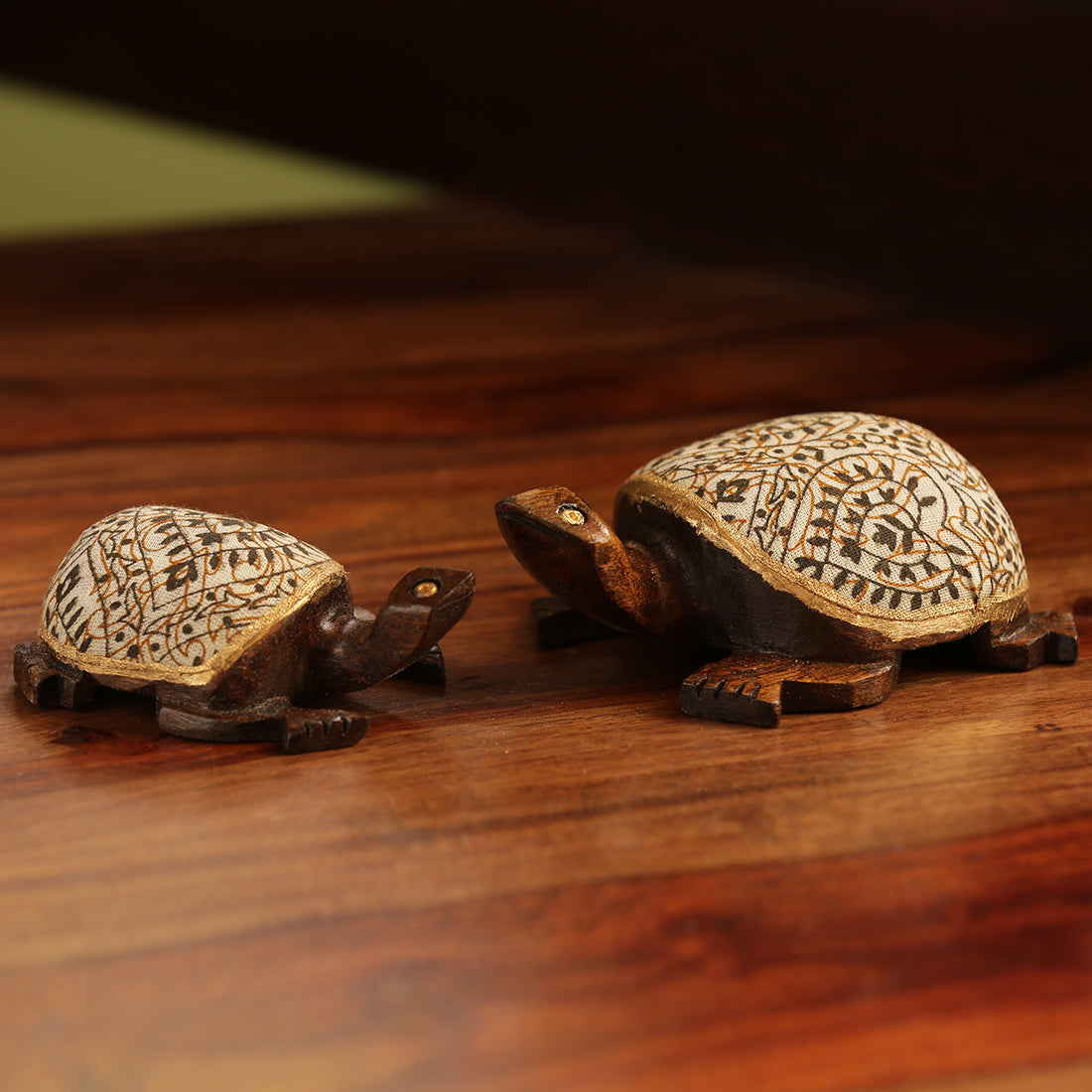 Hand carved handpainted – EXCLUSIVELANE 'The Talking Turtles' Hand Carved & Handpainted Cotton Cloth Showpiece In Eucalyptus Wood (Set of 2)