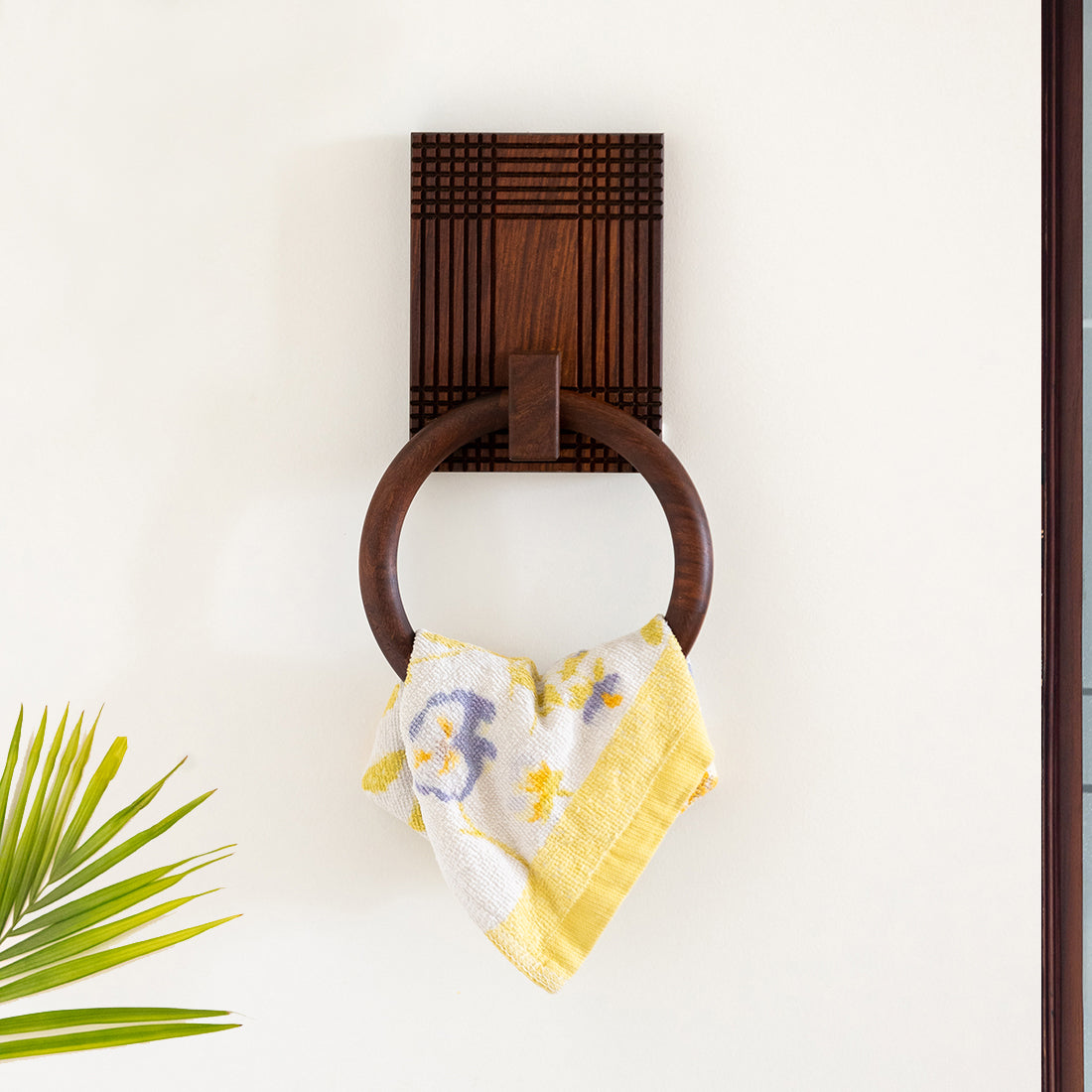 EXCLUSIVELANE 'Checkered Frame' Handcrafted Towel Ring Holder (Sheesham Wood)