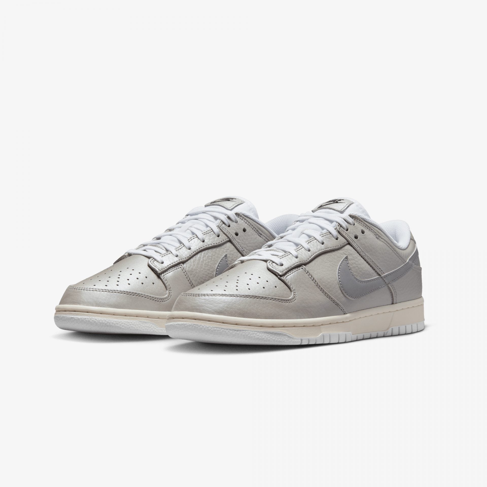Dunk low metallic – Nike | DUNK LOW { METALLIC SILVER