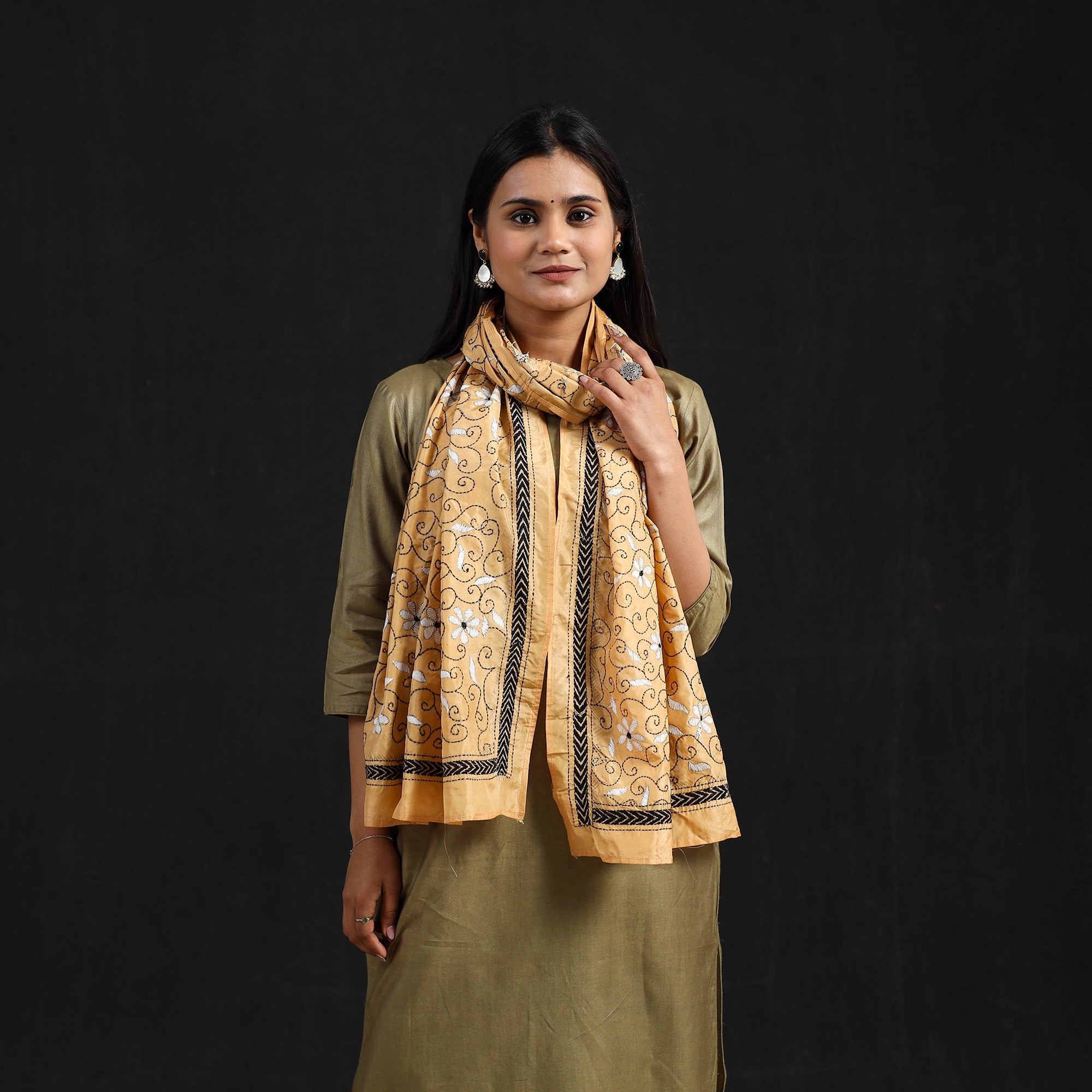 AFROZA KHATUN KANTHA ARTISTAN Beige - Handloom Silk Bengal Kantha Work Stole 75 - view 2