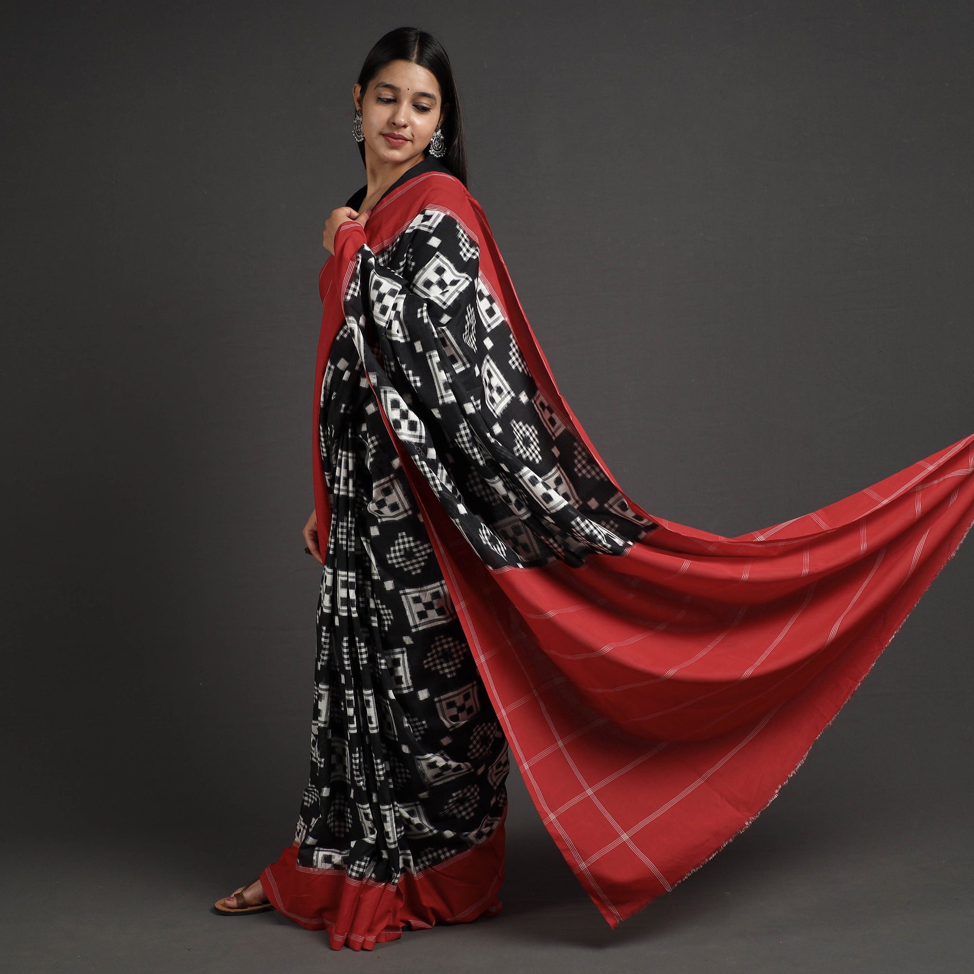 POCHAMPALLY IKAT WEAVES BY GOVARDHAN Black - Pochampally Double Ikat Weave Handloom Cotton Saree - view 2