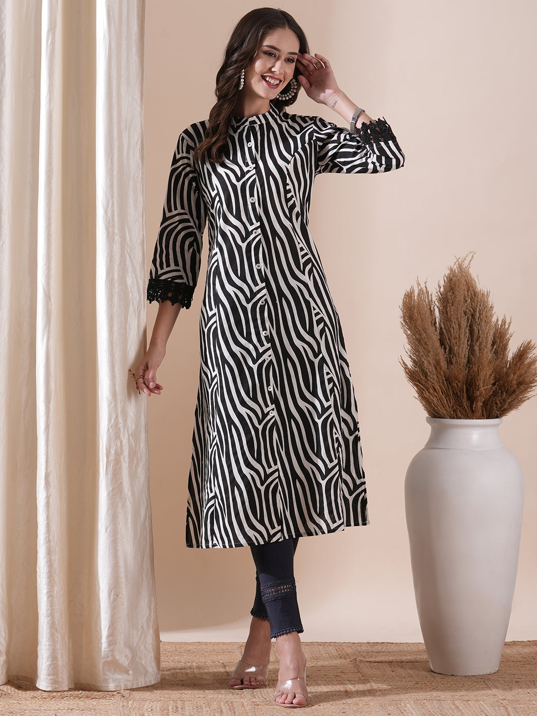 Fashor Abstract Printed Crochet Lace Embellished Kurta - Black