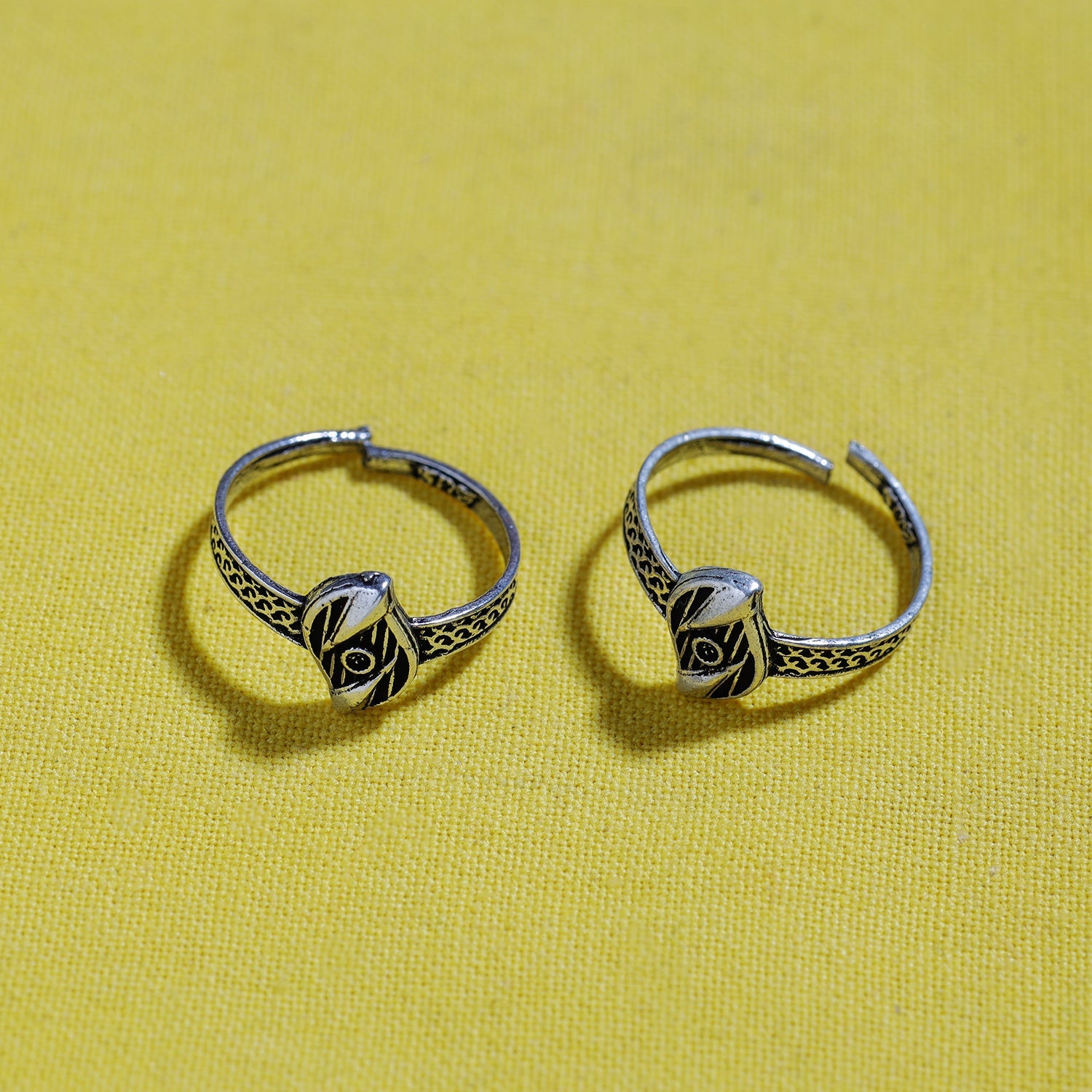 WHITE RIVER STORIES Antique Silver Finish Oxidised Brass Base Toe Ring (Adjustable)