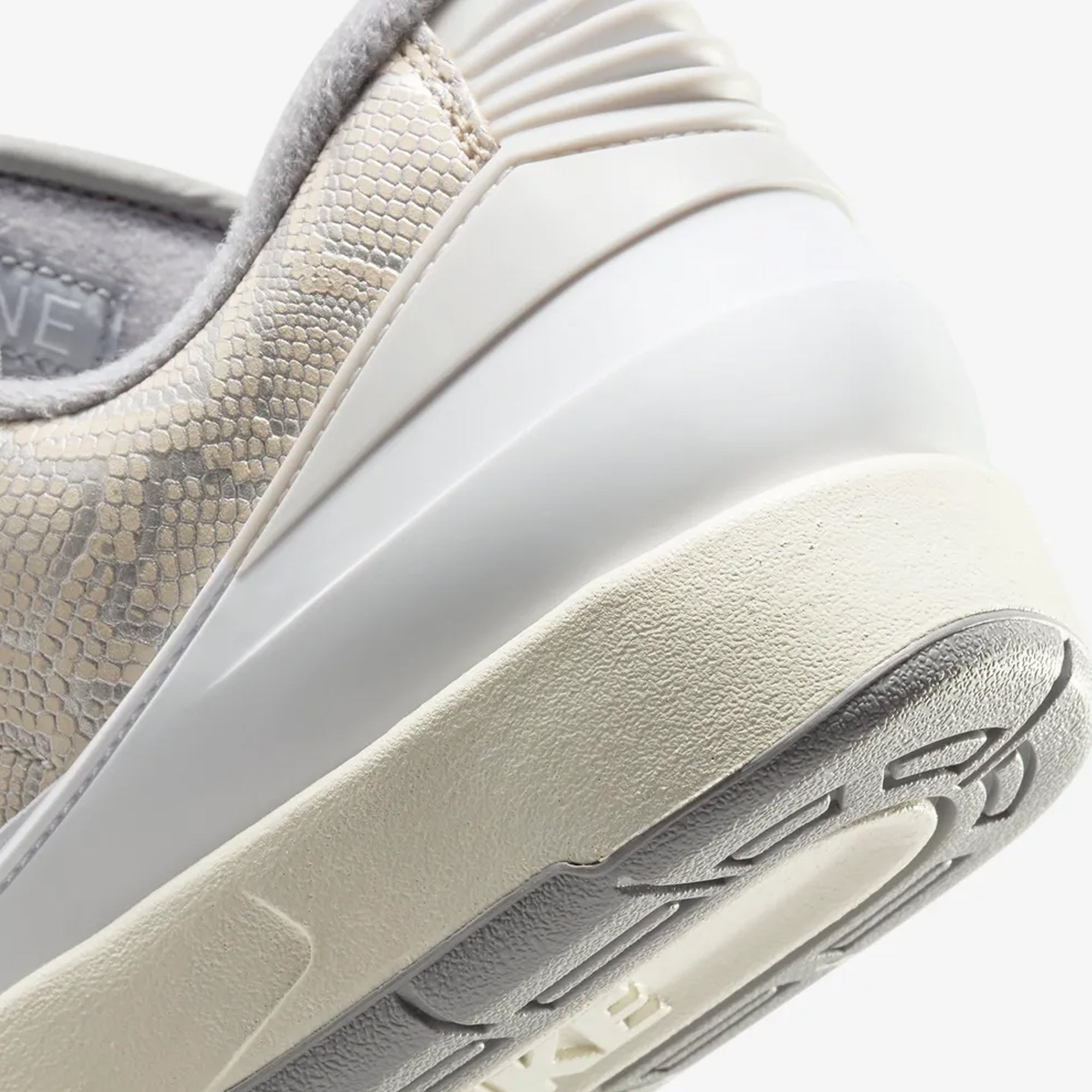 Jordan | AIR JORDAN 2 RETRO LOW { WHITE/CEMENT GREY-SANDDRIFT-NEUTRAL GREY - view 4