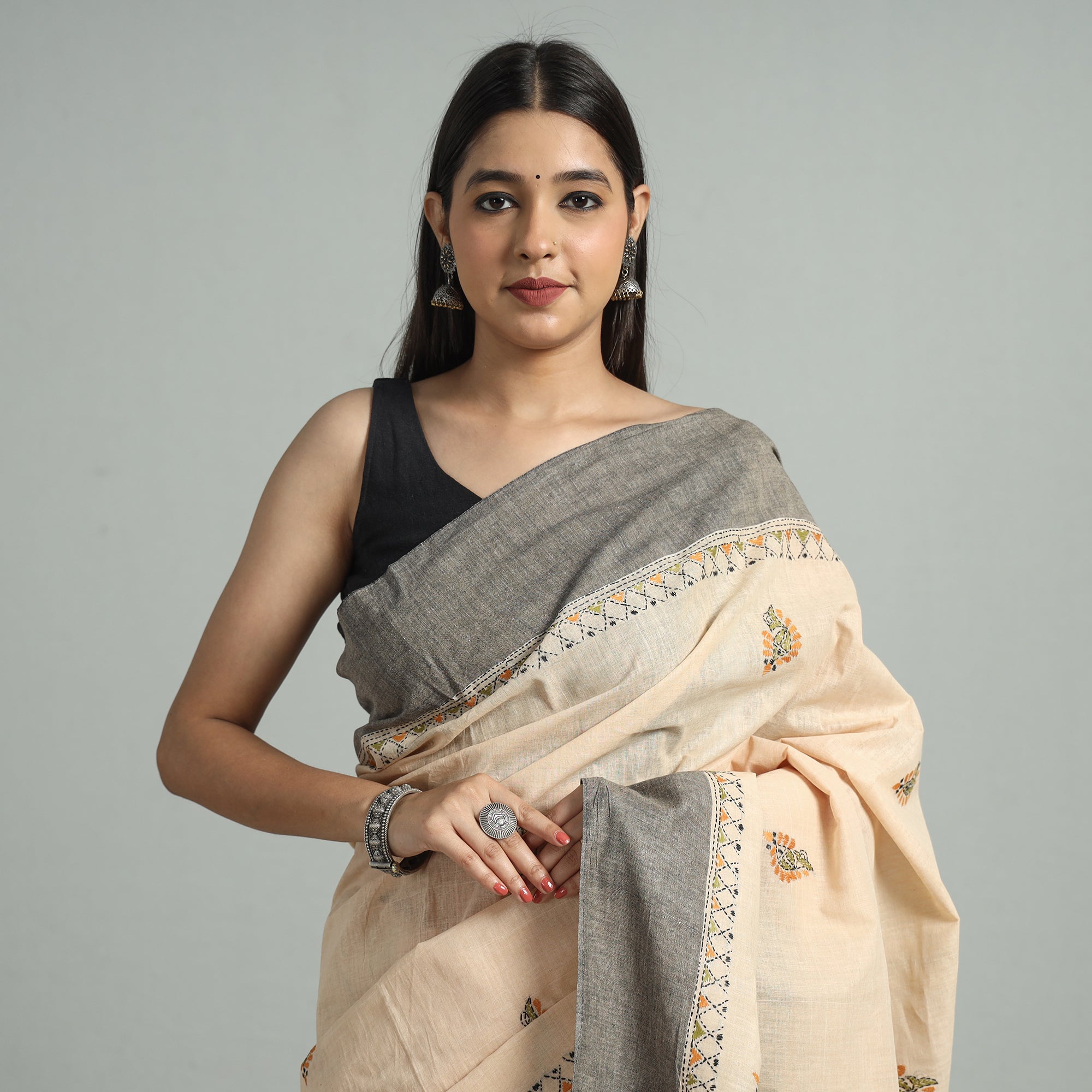 KHUSHBASH - HAPPY LOOM OF EAST Beige - Bengal Kantha Hand Embroidery Pure Handloom Tussar Silk Saree 30 - view 3