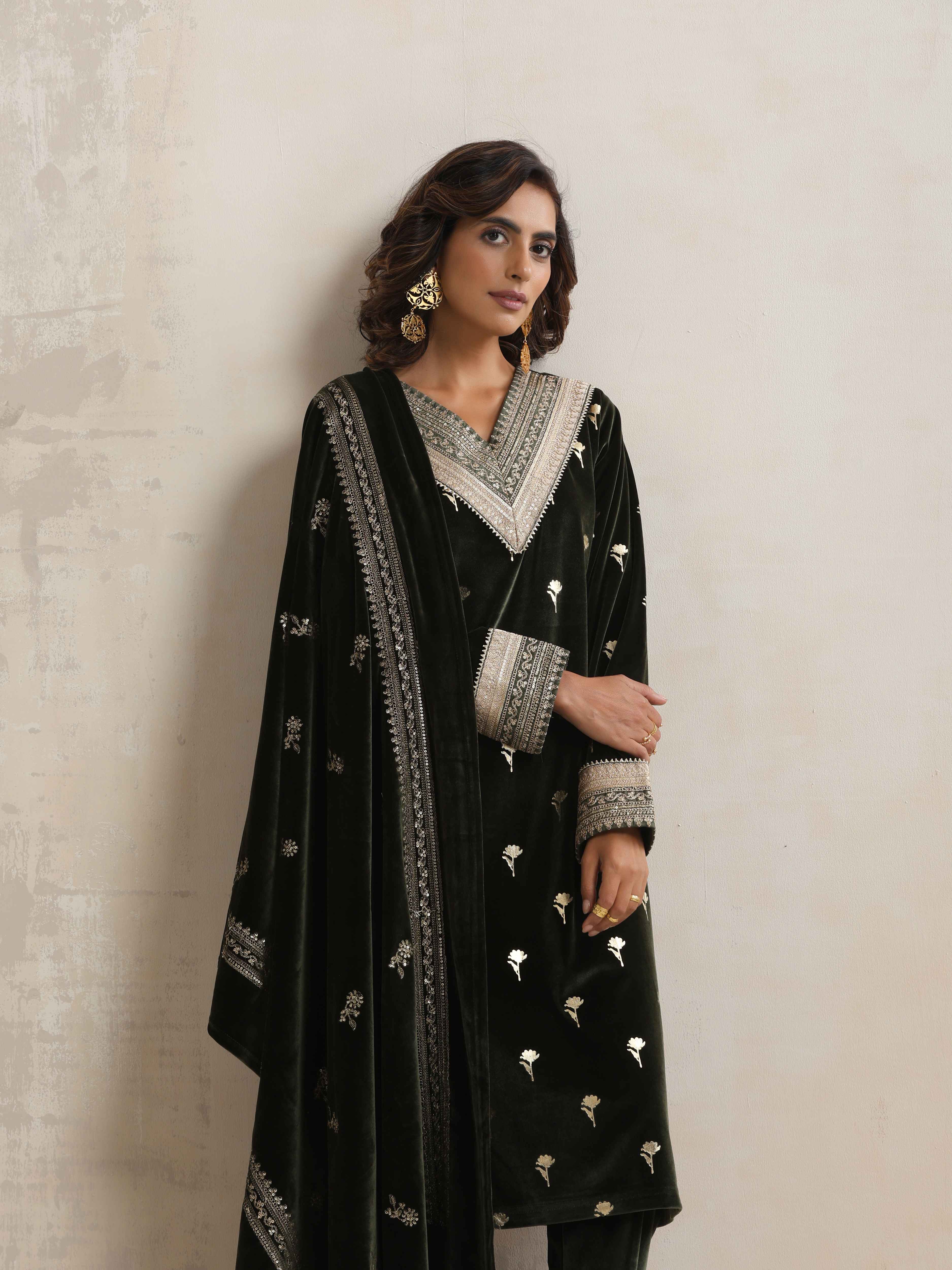 trueBrowns Green Velvet Floral Embroidered Kurta Pant Dupatta Set - view 3