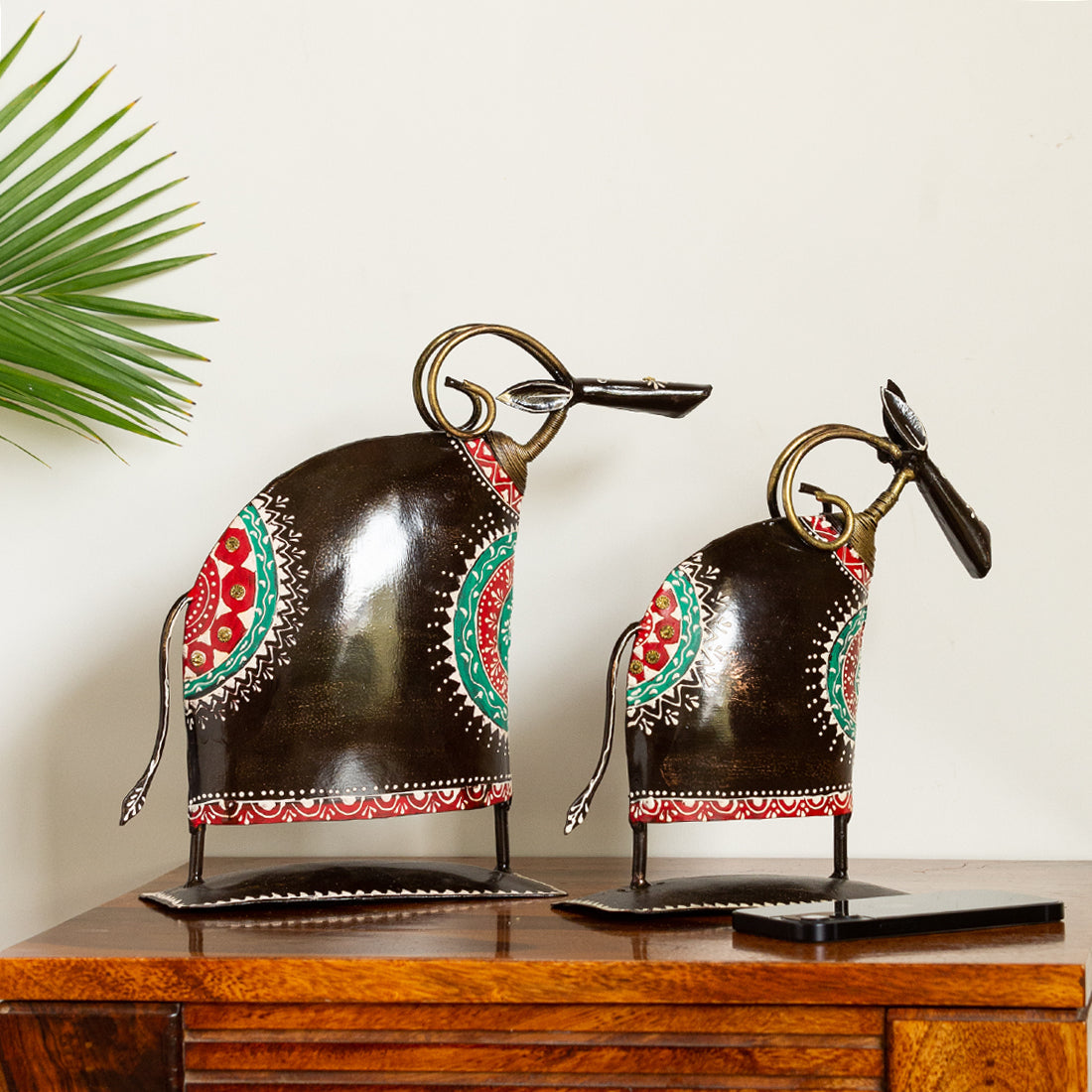 EXCLUSIVELANE 'Festive Oxen' Handpainted Decorative Showpieces (Set of 2, Iron, 10 Inch)