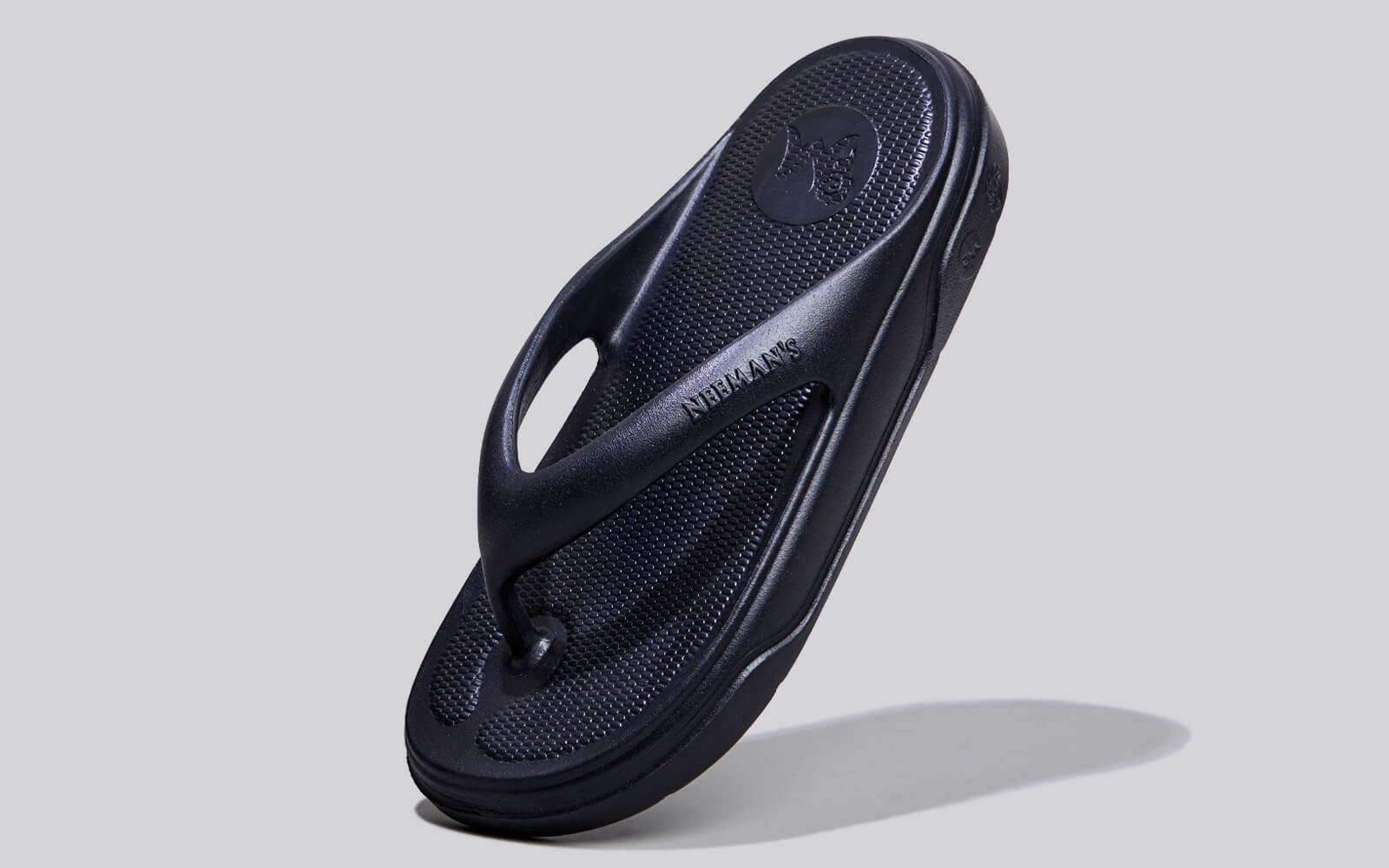 Neeman's Cushers Flips For Men : Black