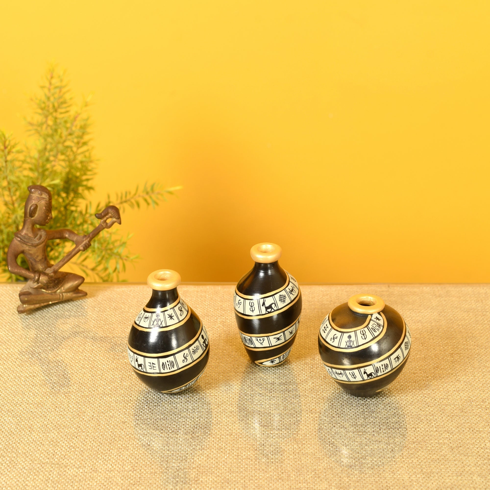 ART CREATIONS BY SUMAN SONTHALIA Black Spiral Terracotta Miniature Vases (Set of 3)