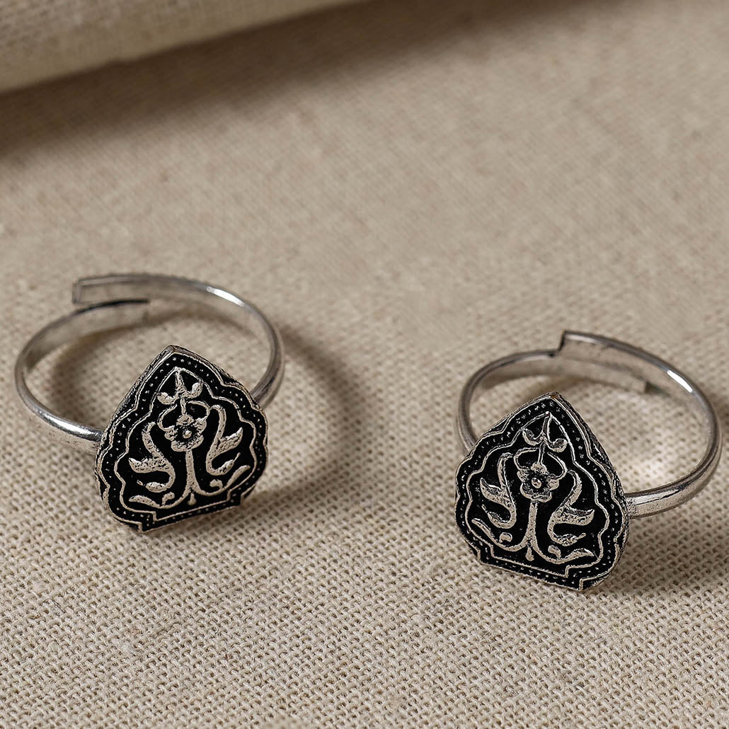 WHITE RIVER STORIES Antique Silver Finish Oxidised Brass Base Toe Ring (Adjustable) - view 2