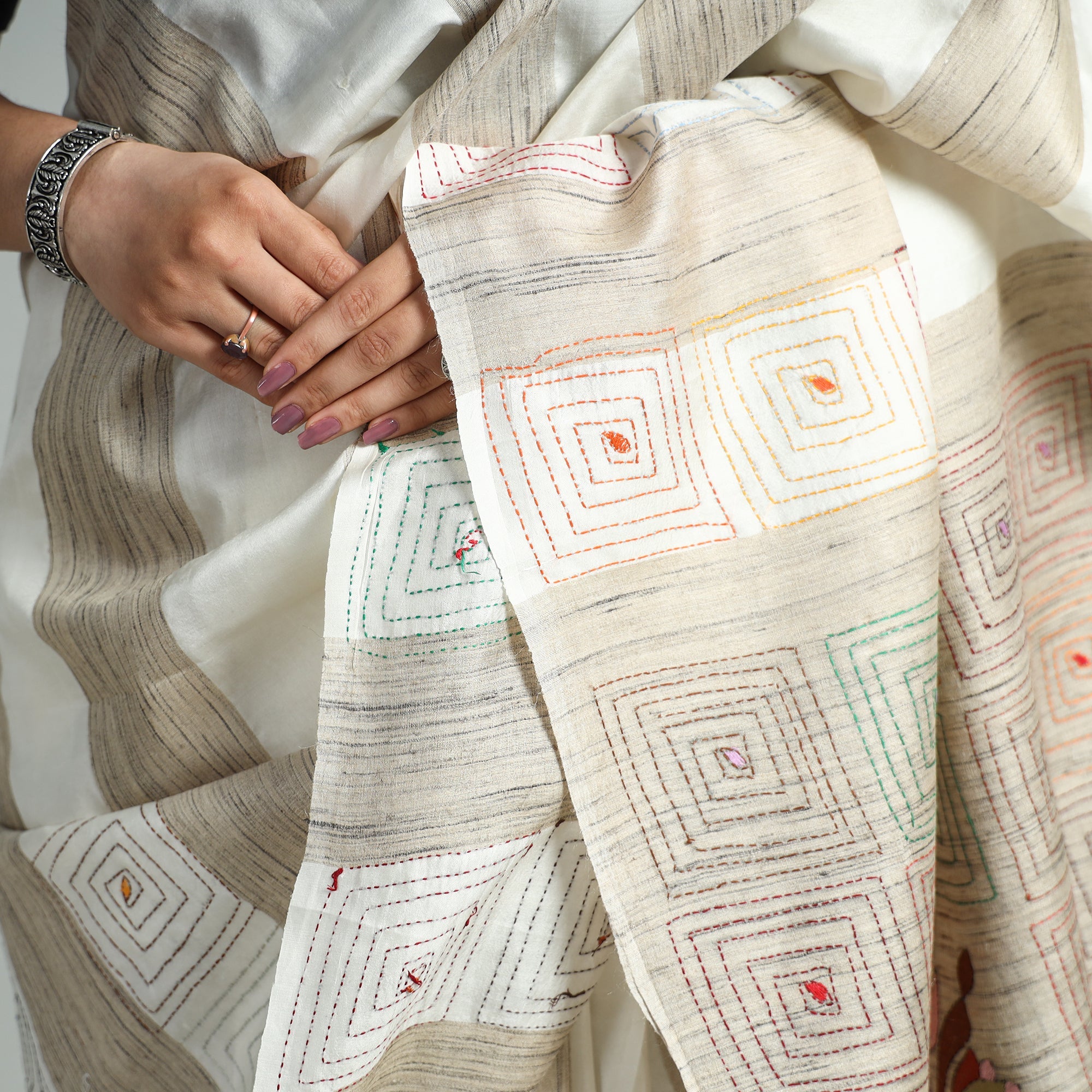 KHUSHBASH - HAPPY LOOM OF EAST Beige - Bengal Kantha Hand Embroidery Pure Ghicha Silk Handloom Saree 136 - view 5