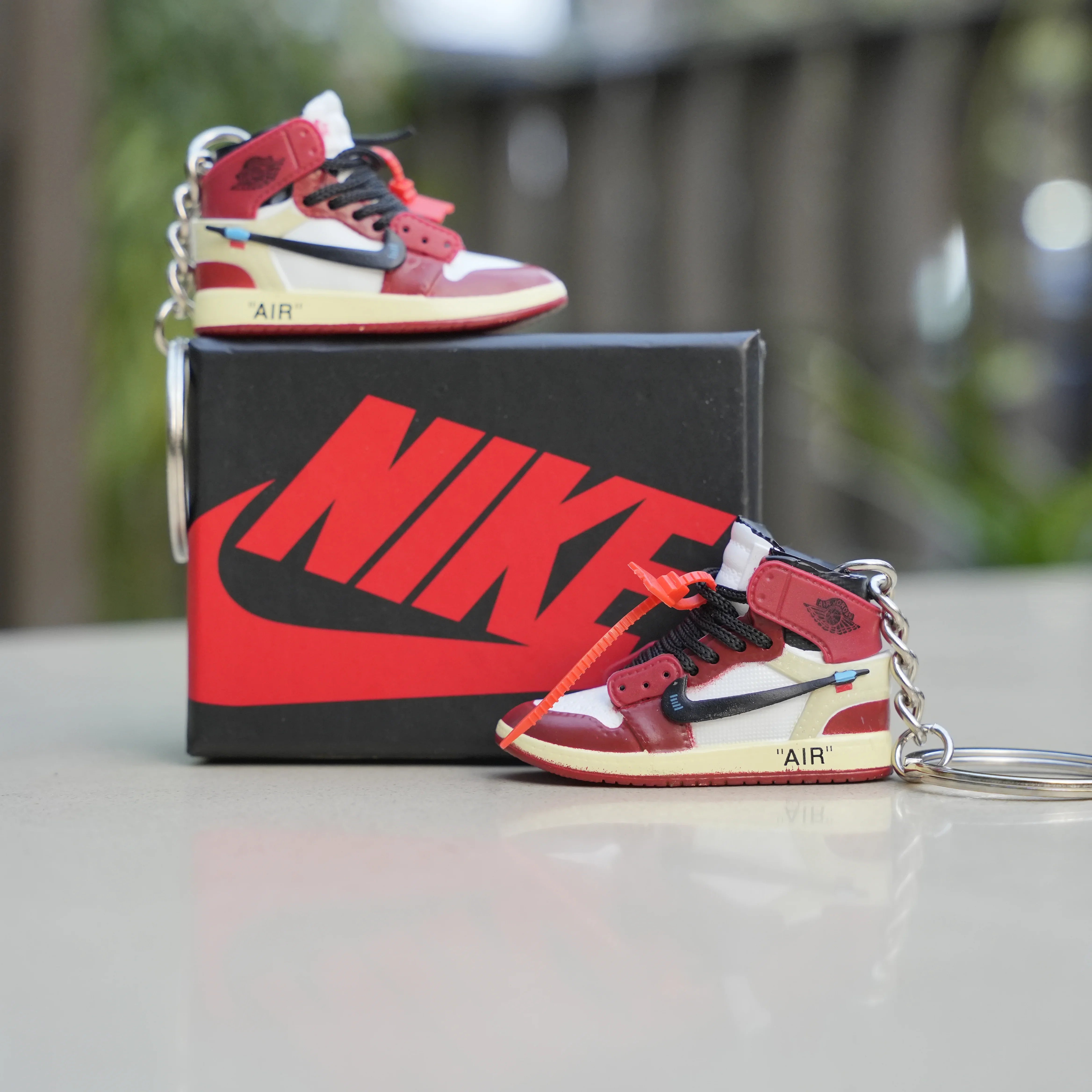 Kicks Machine 3D Sneaker Keychain With Box - AJ1 OFFWhte Chicago - view 2