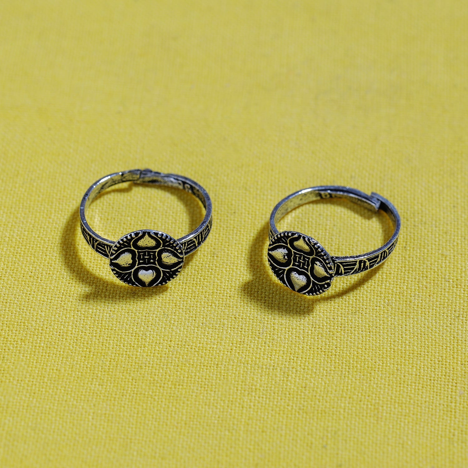 WHITE RIVER STORIES Antique Silver Finish Oxidised Brass Base Toe Ring (Adjustable)
