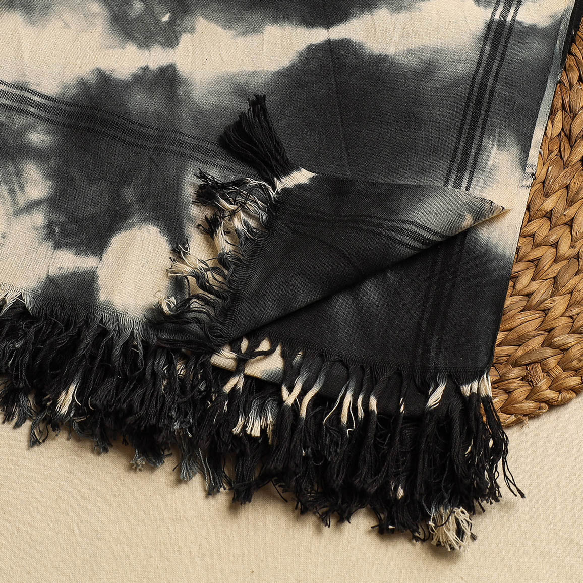 HAVELI CHRONICLES Black - Shibori Tie-dye Cotton Bath Towel - view 2