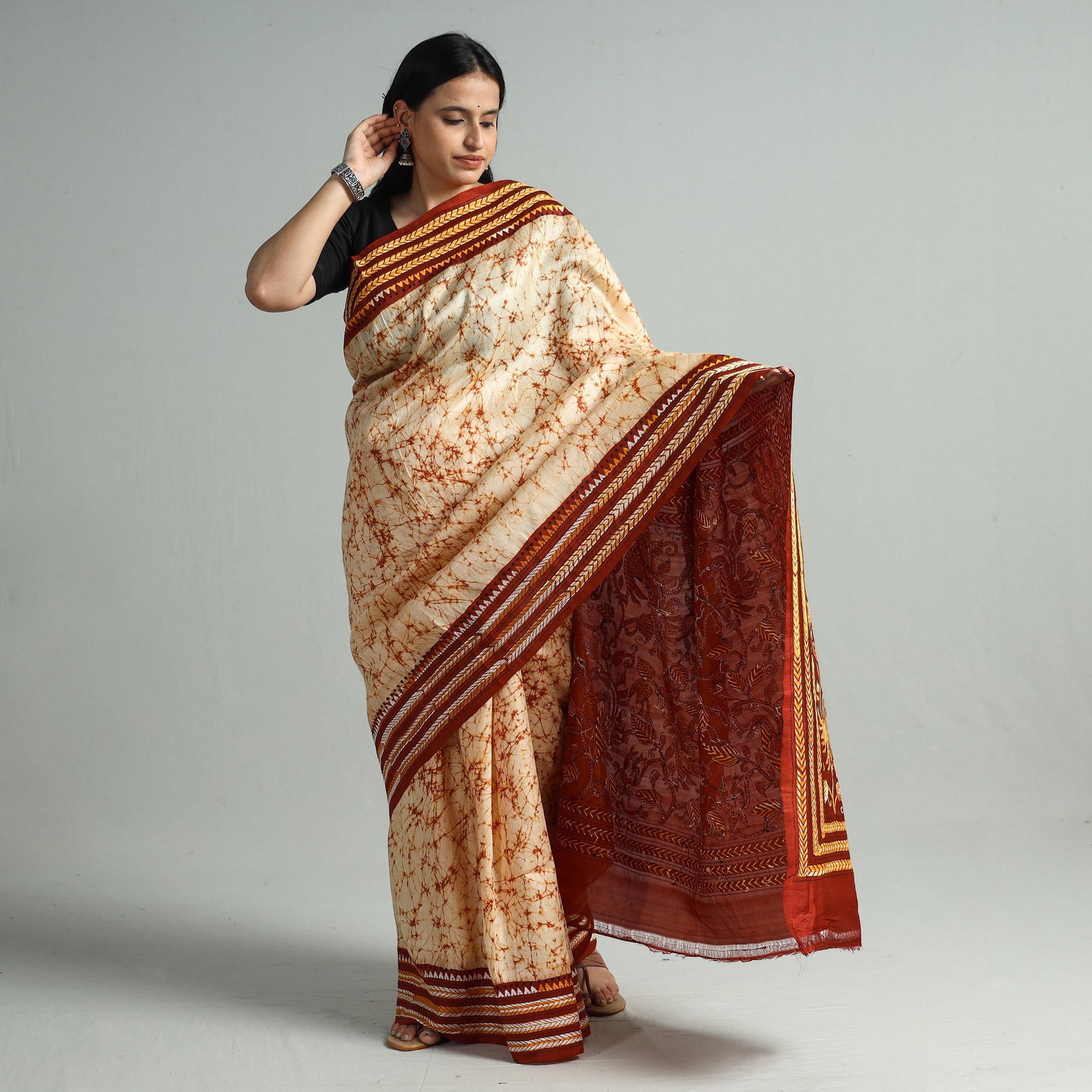 KHUSHBASH - HAPPY LOOM OF EAST Beige - Kantha Embroidery Tussar Silk Handloom Batik Print Saree 129 - view 2