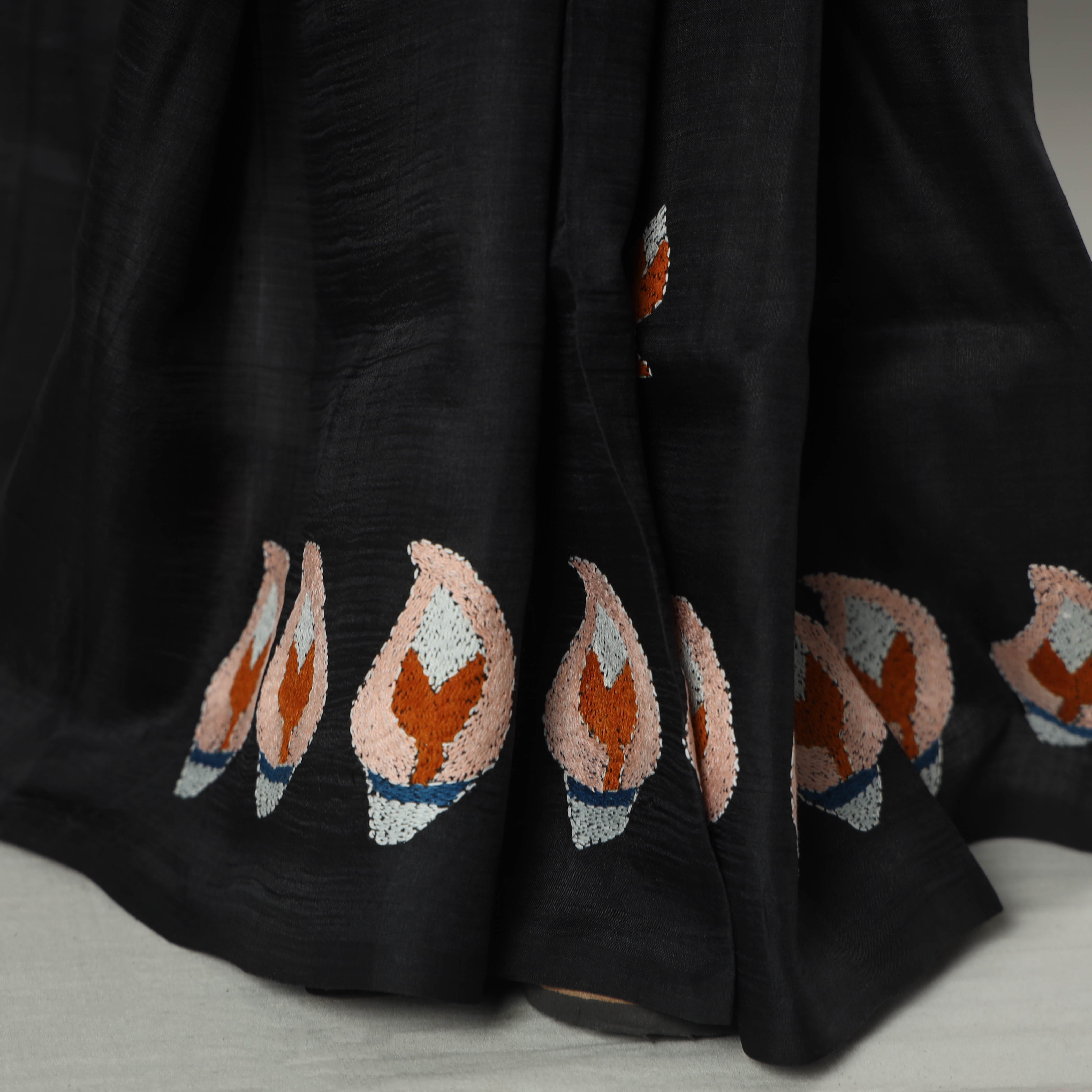 KHUSHBASH - HAPPY LOOM OF EAST Black - Bengal Kantha Embroidery Bishnupuri Silk Handloom Saree - view 6