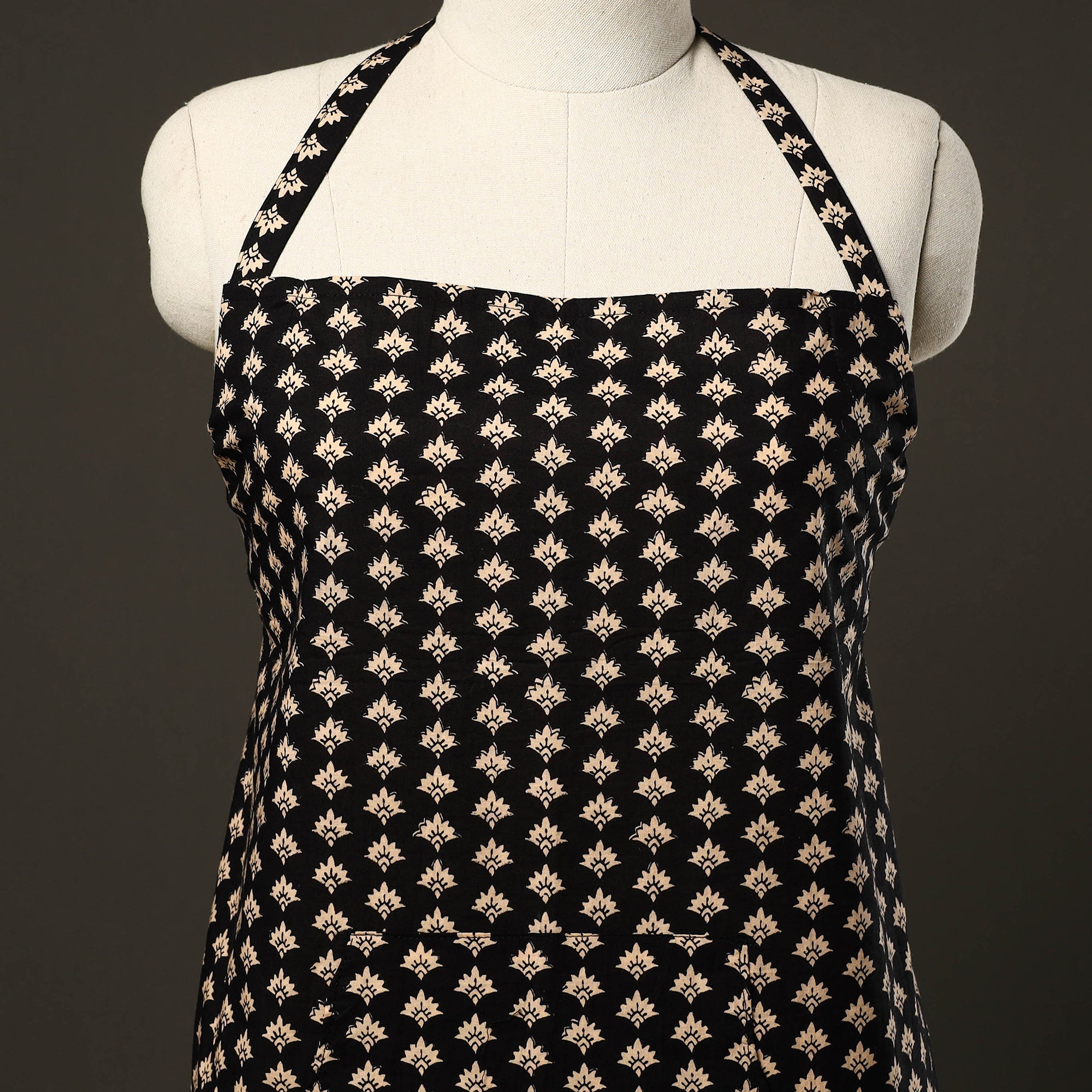 JALPARI Black - Sanganeri Block Print Cotton Apron with Pocket 03 - view 2