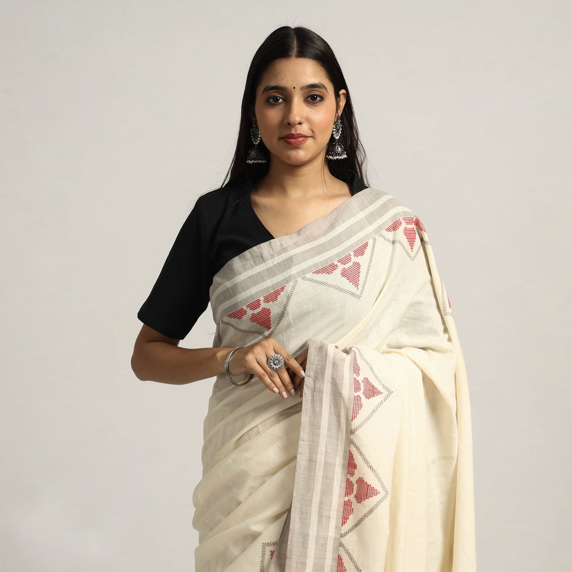 BUN.KAR BIHAR BY SRIJANI FOUNDATION Beige - Grey & Kora with Grey Trangle Pattern with Red Floral Buti Extra Weft Silk Cotton Saree - view 2