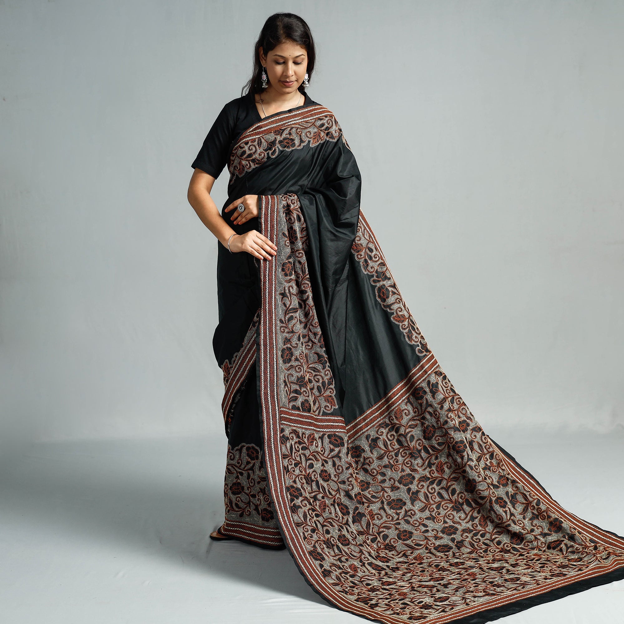 KHUSHBASH - HAPPY LOOM OF EAST Black - Bengal Kantha Embroidery Bangalore Silk Handloom Saree - view 2