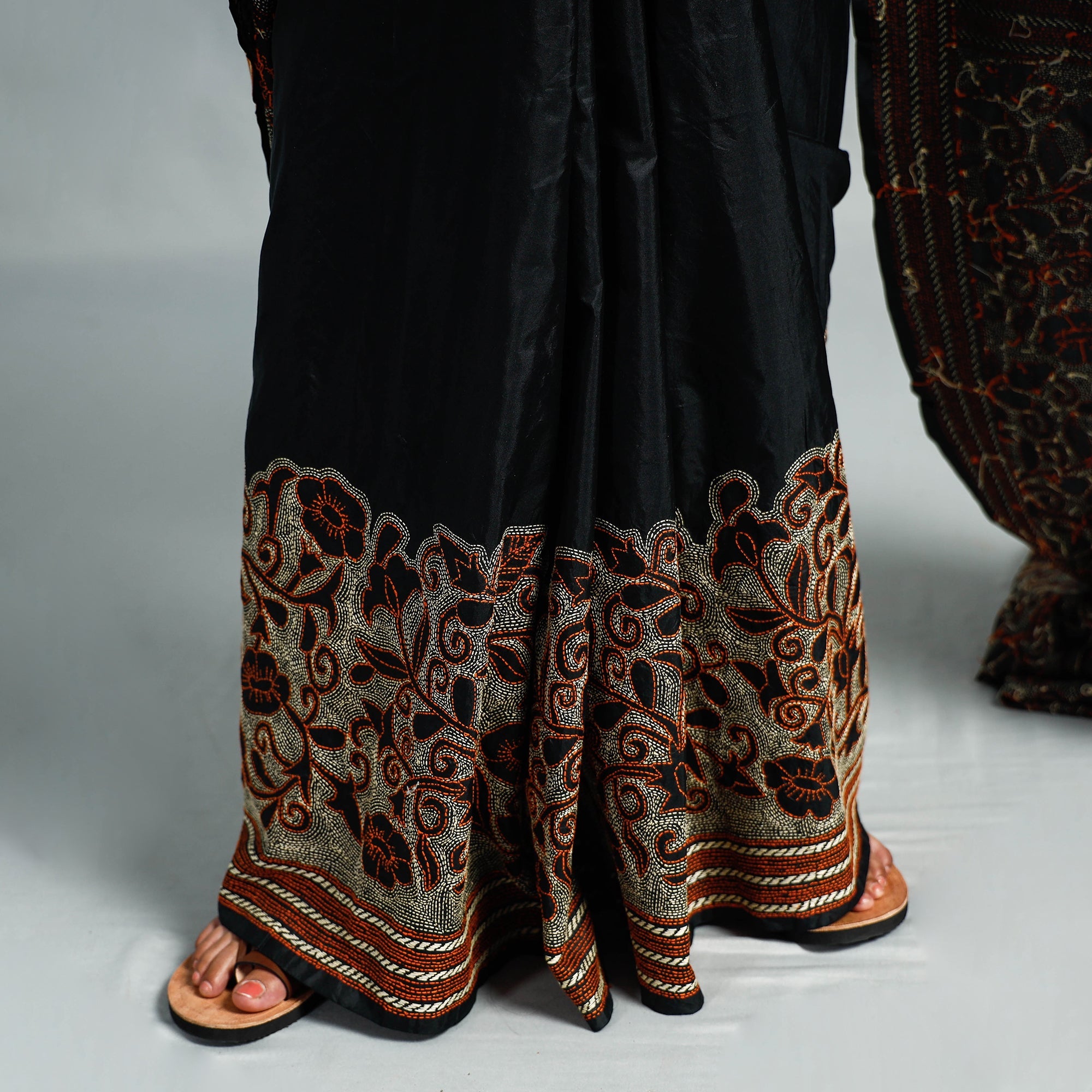 KHUSHBASH - HAPPY LOOM OF EAST Black - Bengal Kantha Embroidery Bangalore Silk Handloom Saree - view 6