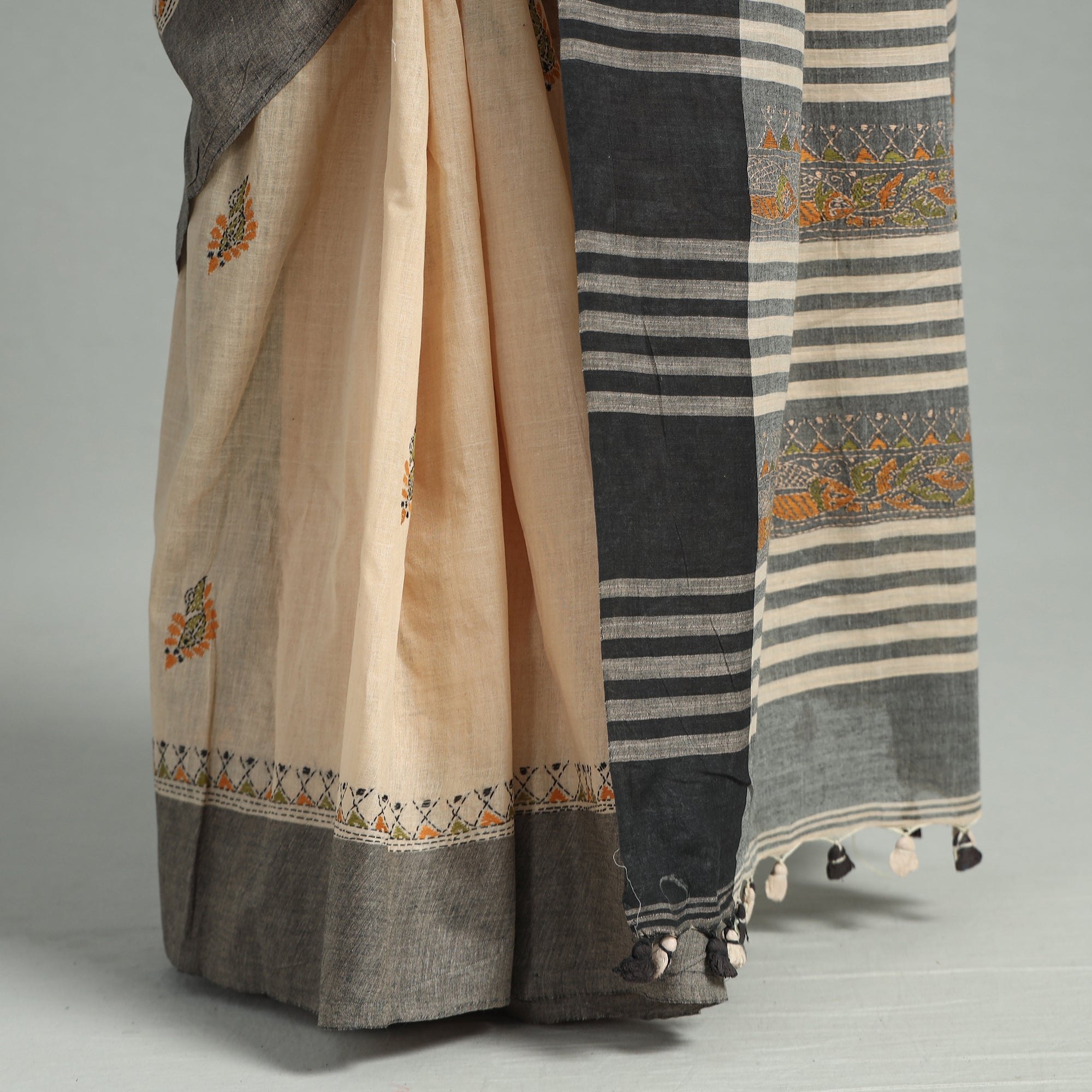 KHUSHBASH - HAPPY LOOM OF EAST Beige - Bengal Kantha Hand Embroidery Pure Handloom Tussar Silk Saree 30 - view 5