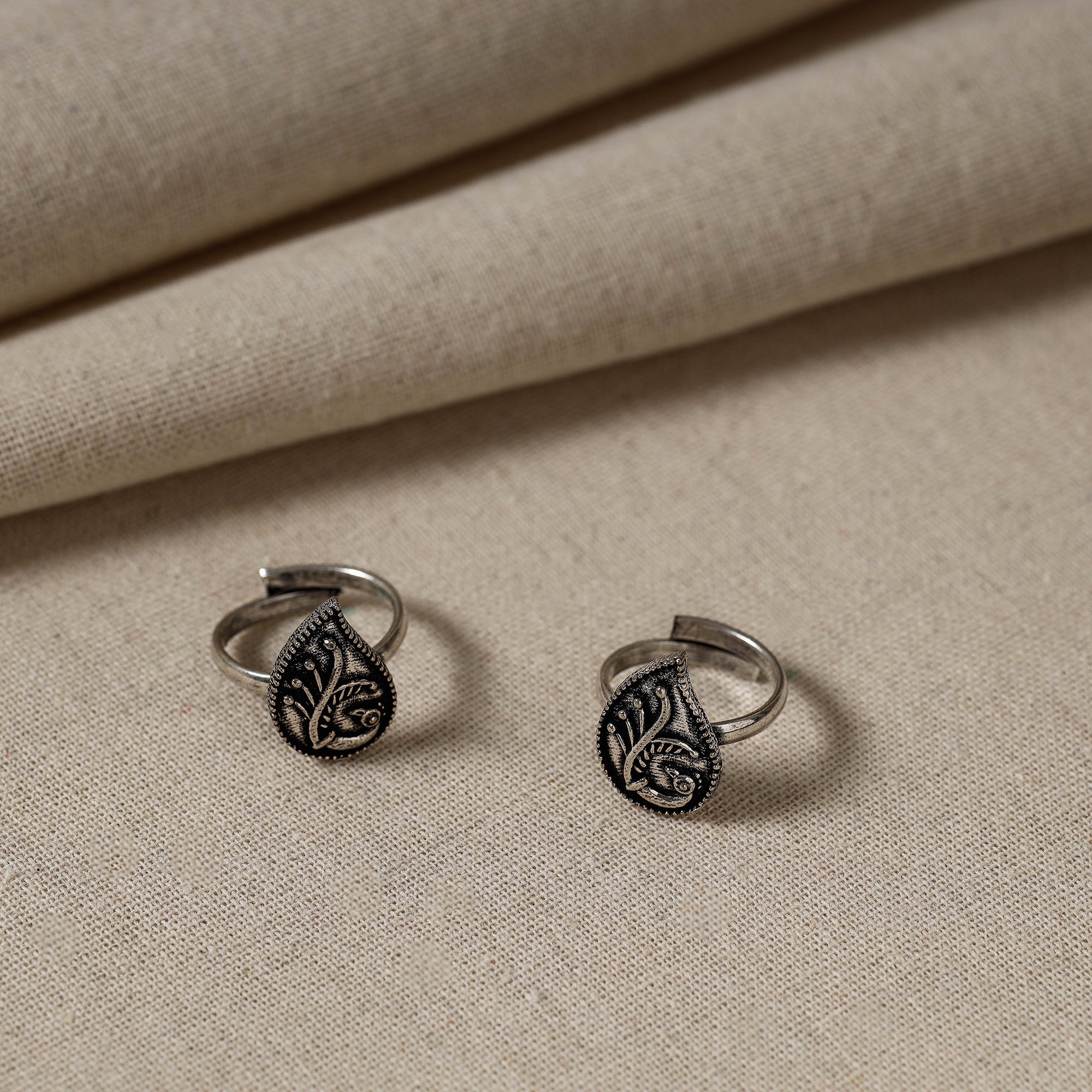 WHITE RIVER STORIES Antique Silver Finish Oxidised Brass Base Toe Ring (Adjustable)
