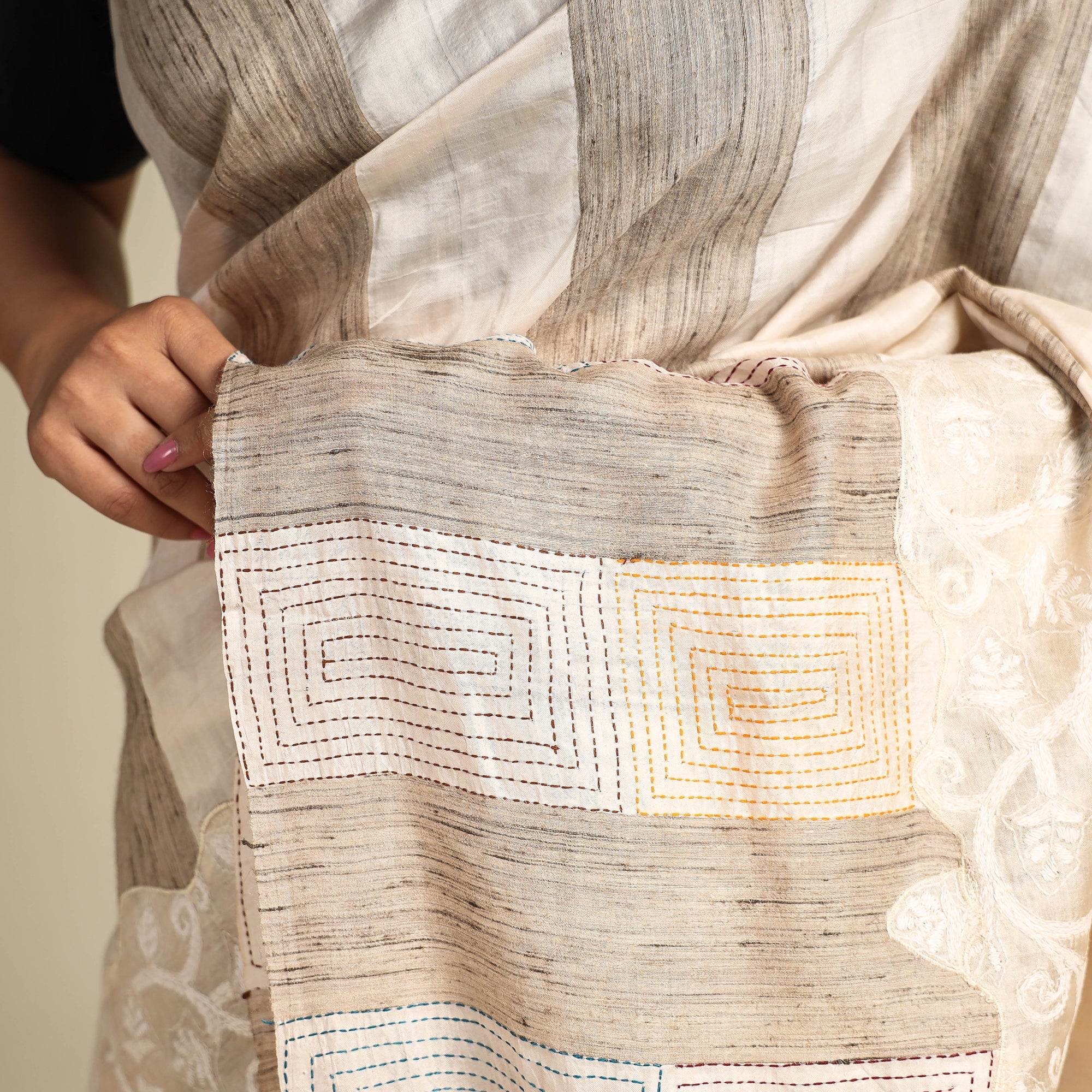KHUSHBASH - HAPPY LOOM OF EAST Beige - Bengal Kantha Hand Embroidery Handloom Katan Silk Saree 28 - view 6