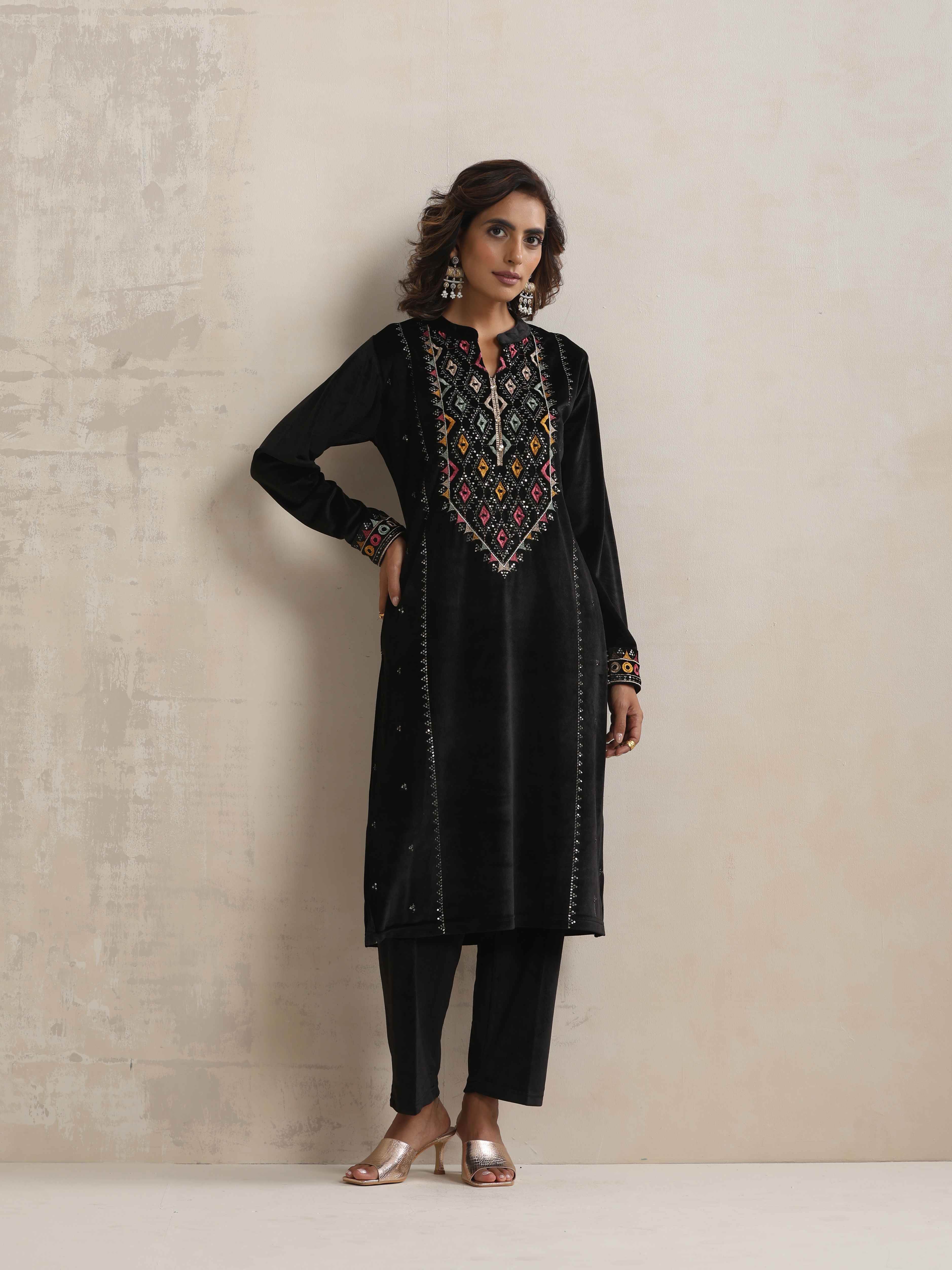 trueBrowns Black Velvet Geometric Embroidered Kurta Pant Dupatta Set - view 5
