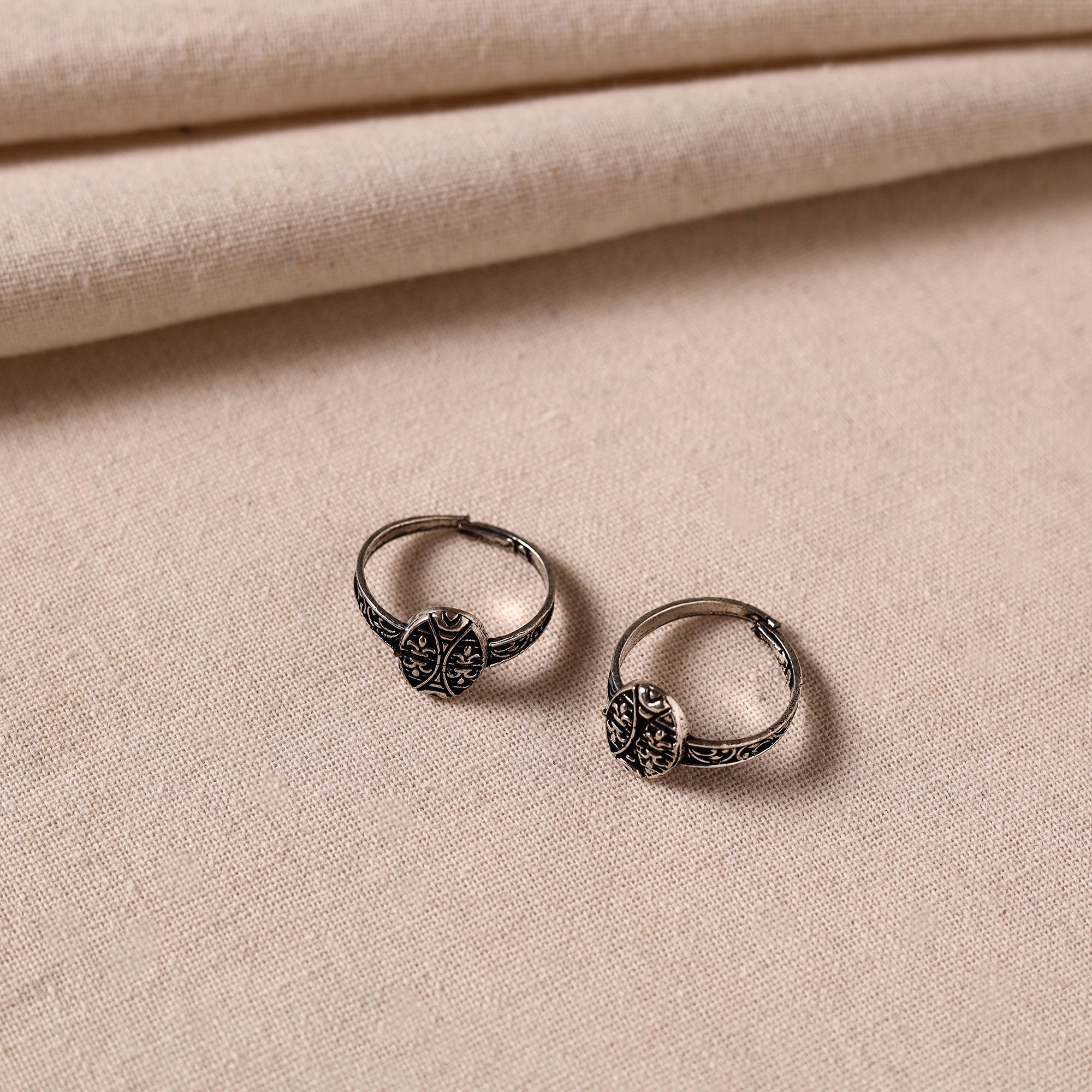 WHITE RIVER STORIES Antique Silver Finish Oxidised Brass Base Toe Ring 43