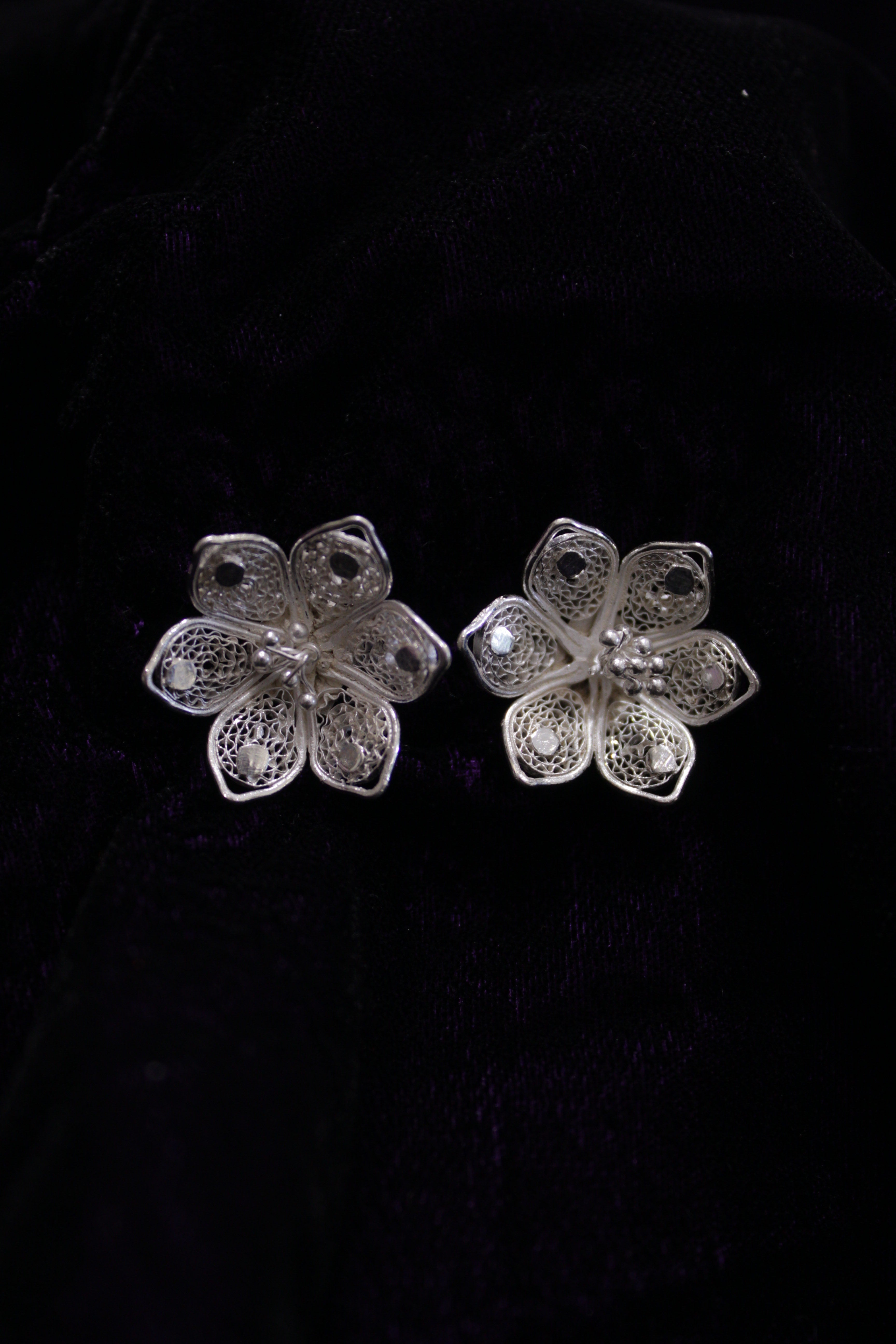 Indianvillez Floral Silver Filigree Earring Stud