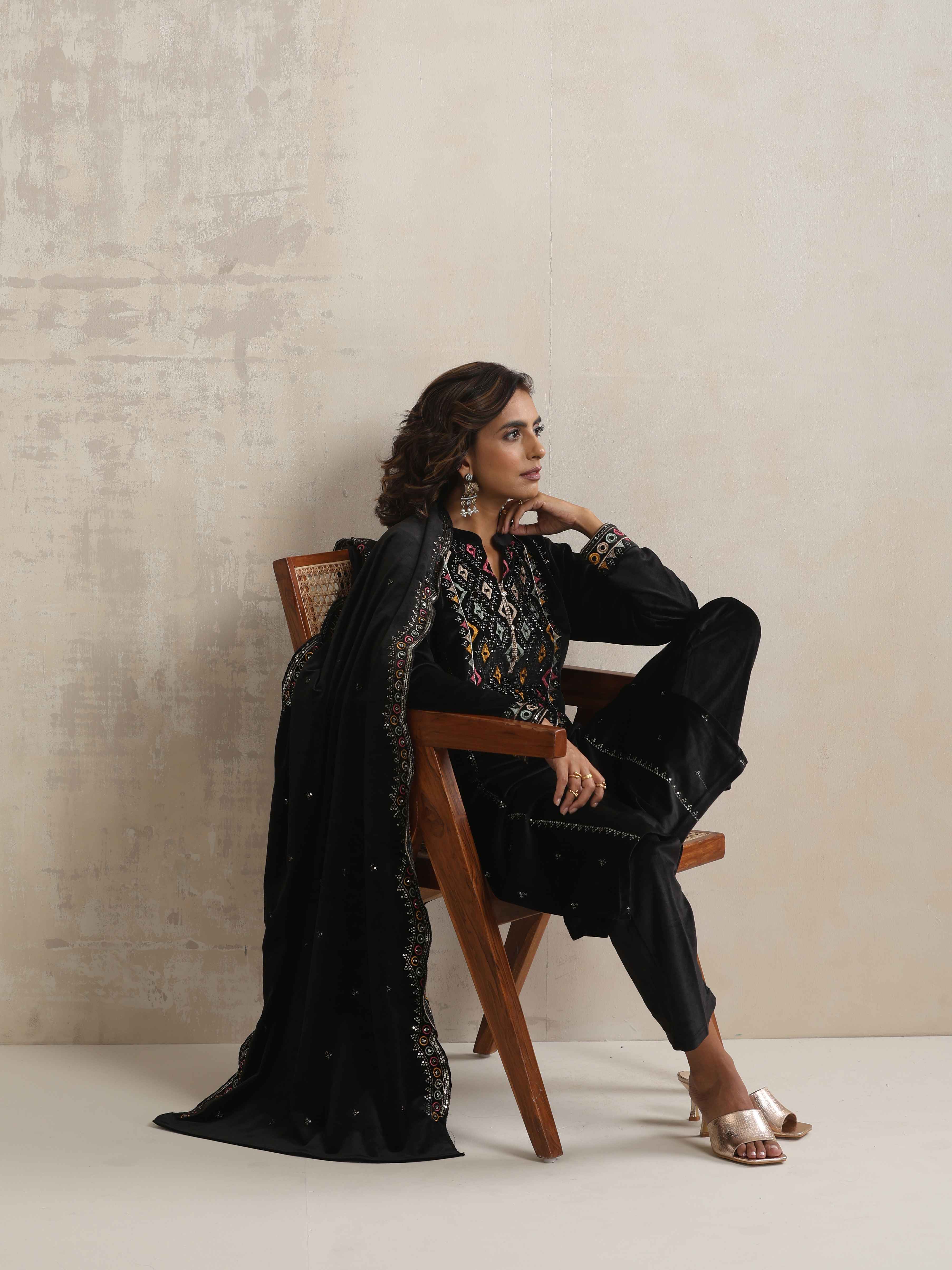 trueBrowns Black Velvet Geometric Embroidered Kurta Pant Dupatta Set - view 11