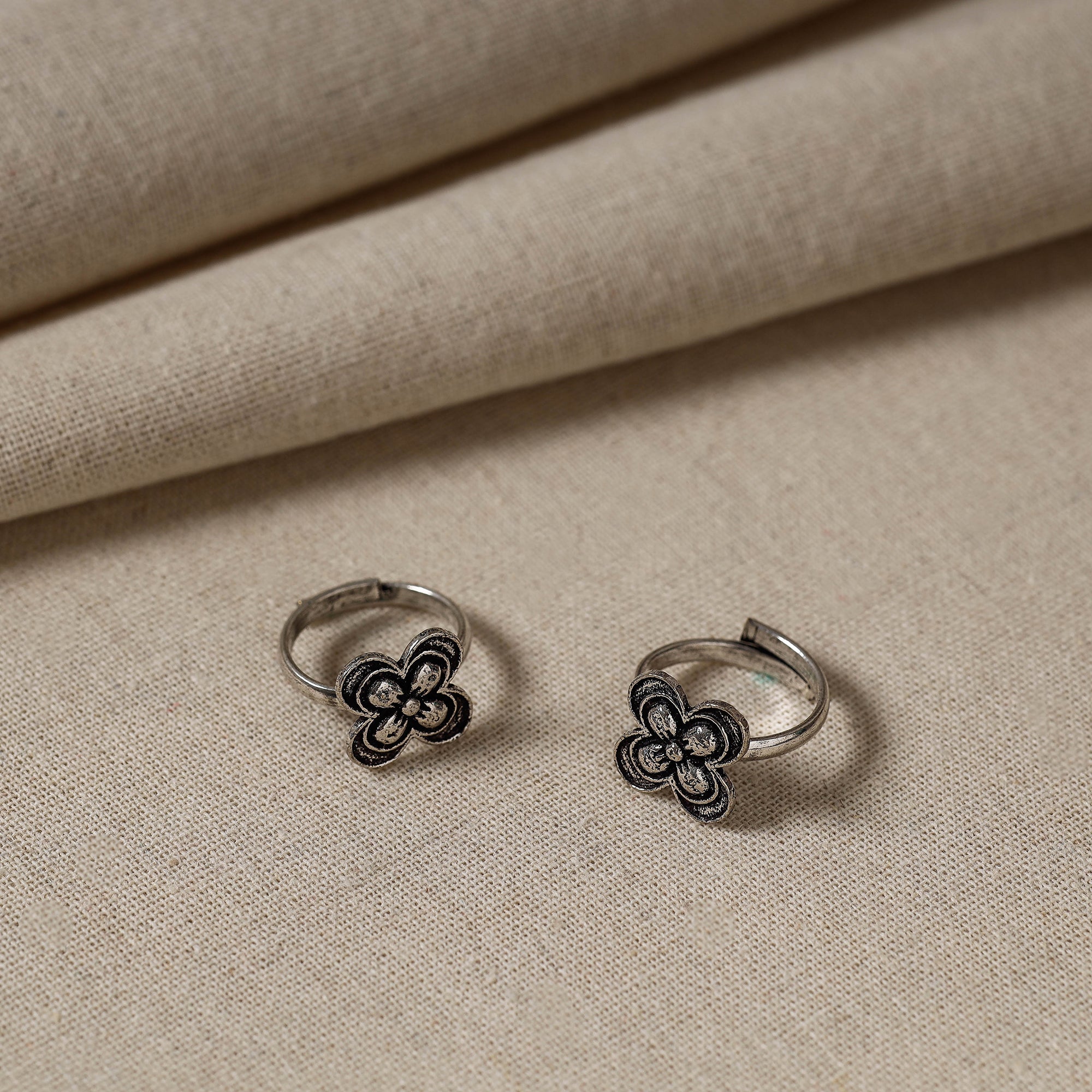 WHITE RIVER STORIES Antique Silver Finish Oxidised Brass Base Toe Ring (Adjustable)