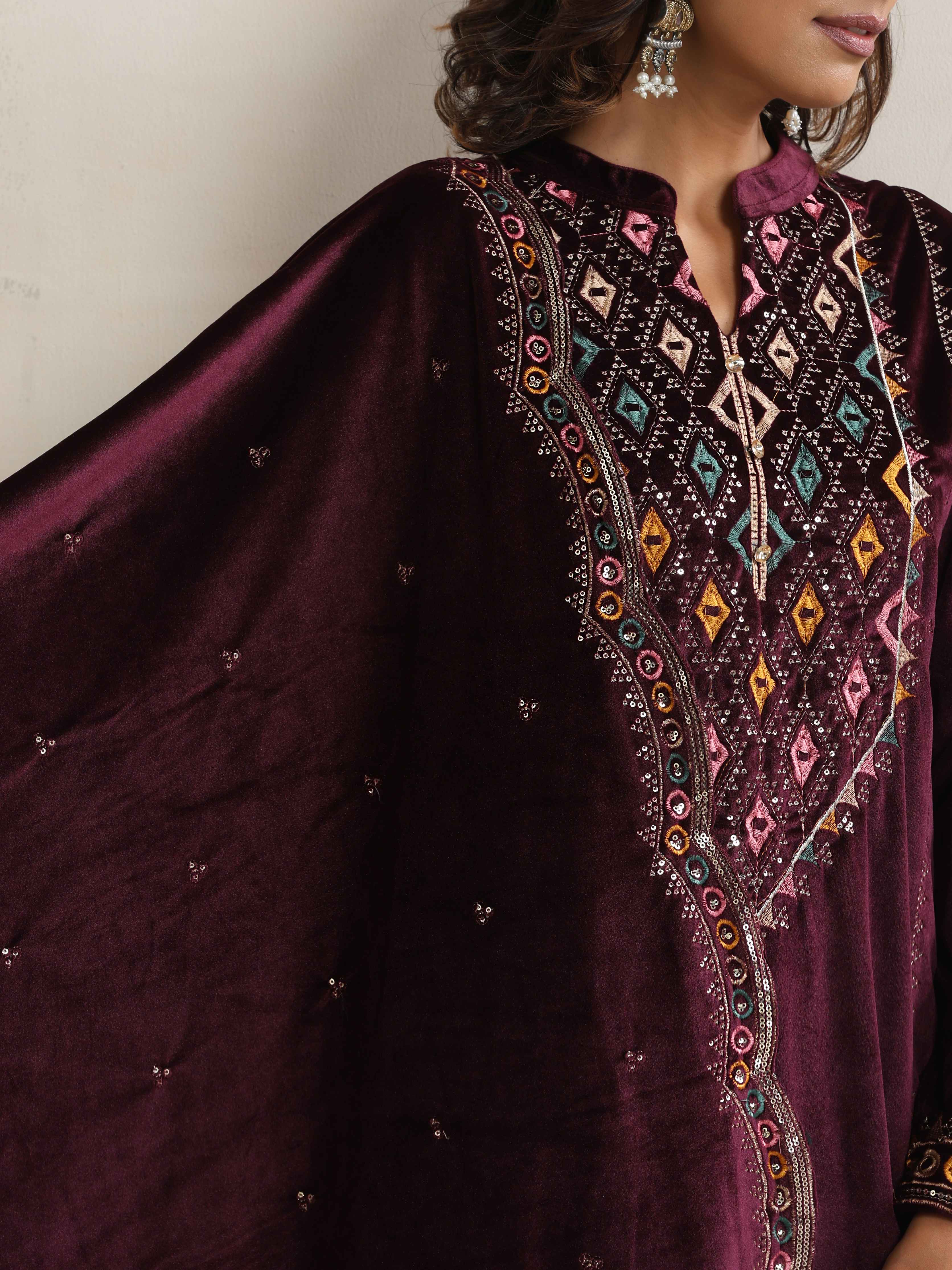 trueBrowns Purple Velvet Geometric Embroidered Kurta Pant Dupatta Set - view 5