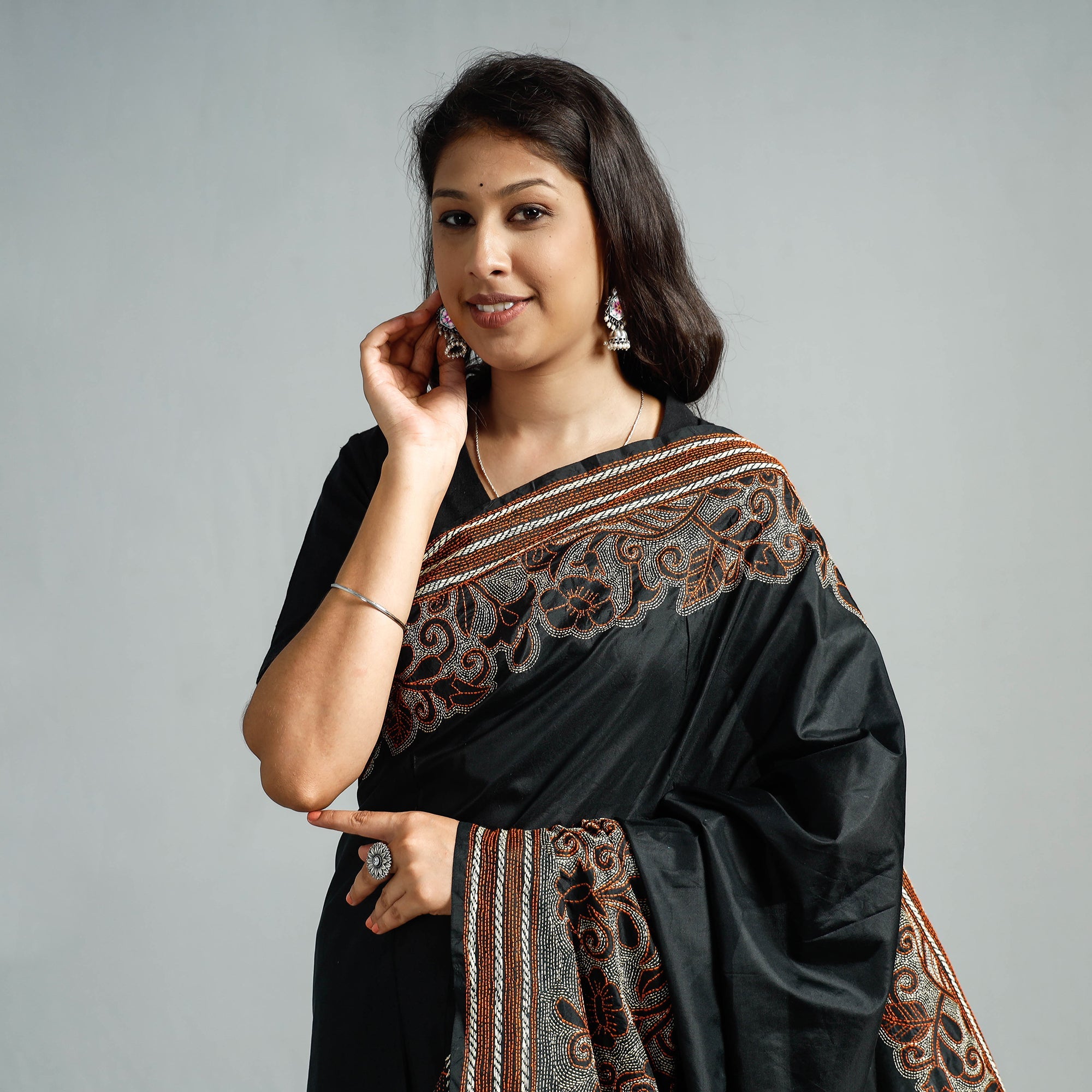 KHUSHBASH - HAPPY LOOM OF EAST Black - Bengal Kantha Embroidery Bangalore Silk Handloom Saree - view 4