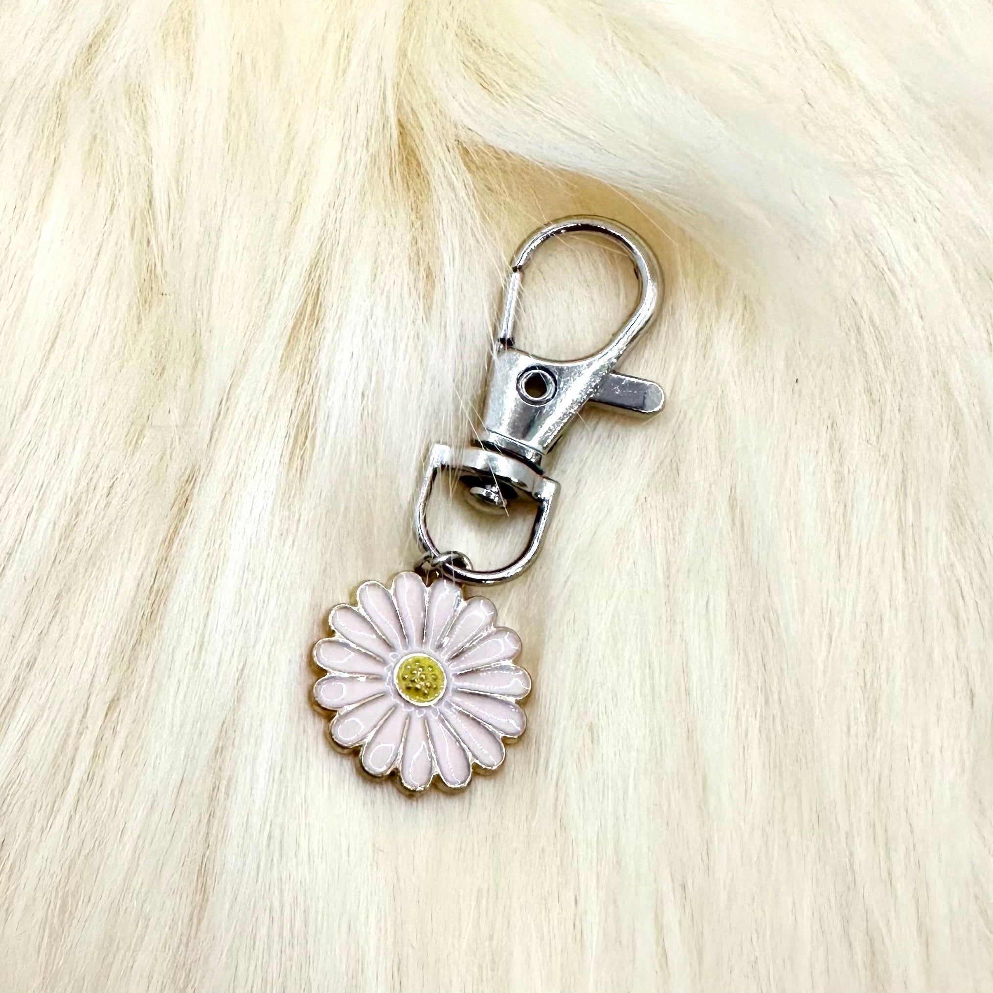 Casebasket Pinky Daisy Phone Charm