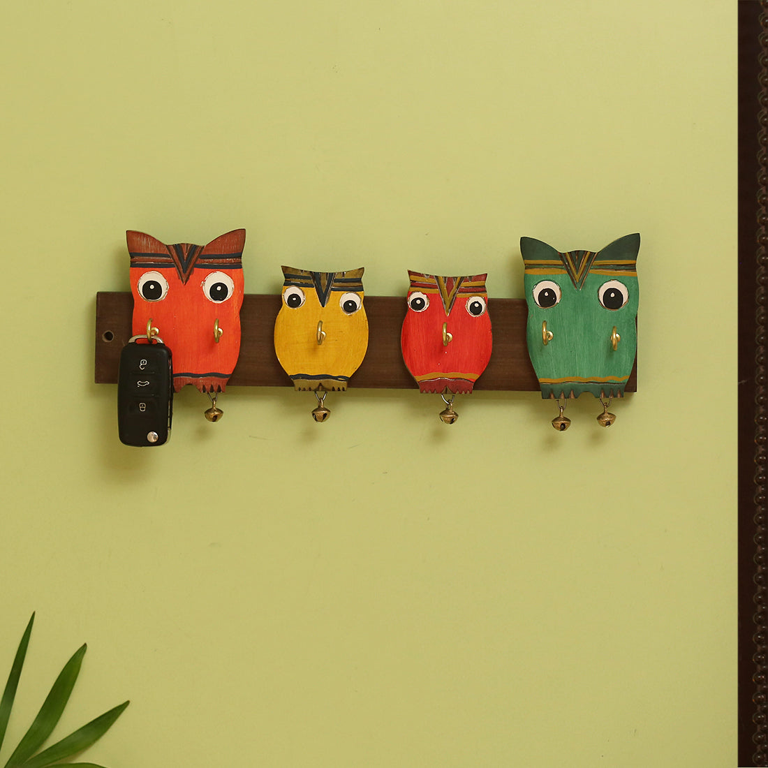 EXCLUSIVELANE 'Owl Family' Decorative Mango Wood Key Holder (6 Hooks)